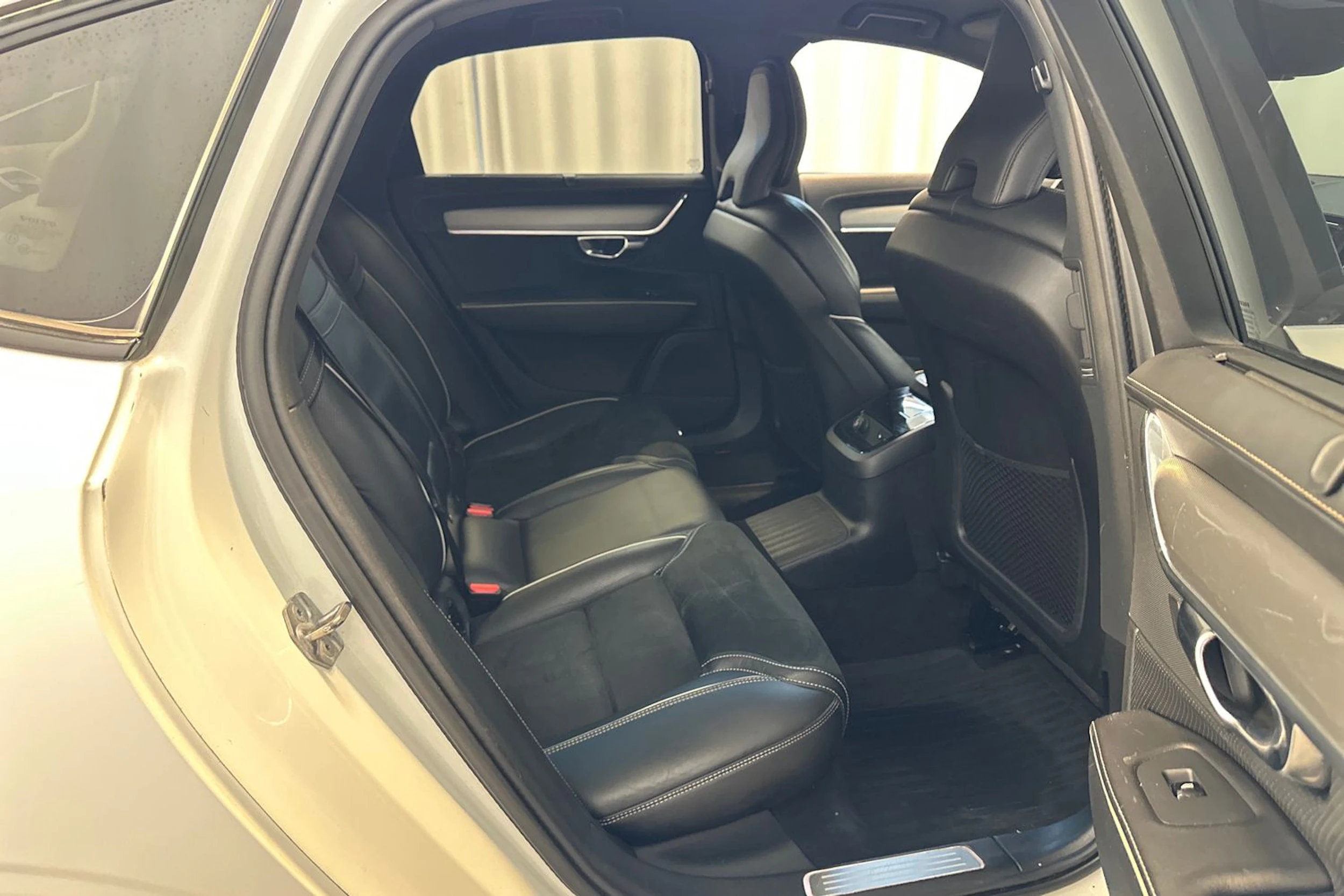 valkoinen Volvo S90 2019 kuva 11.