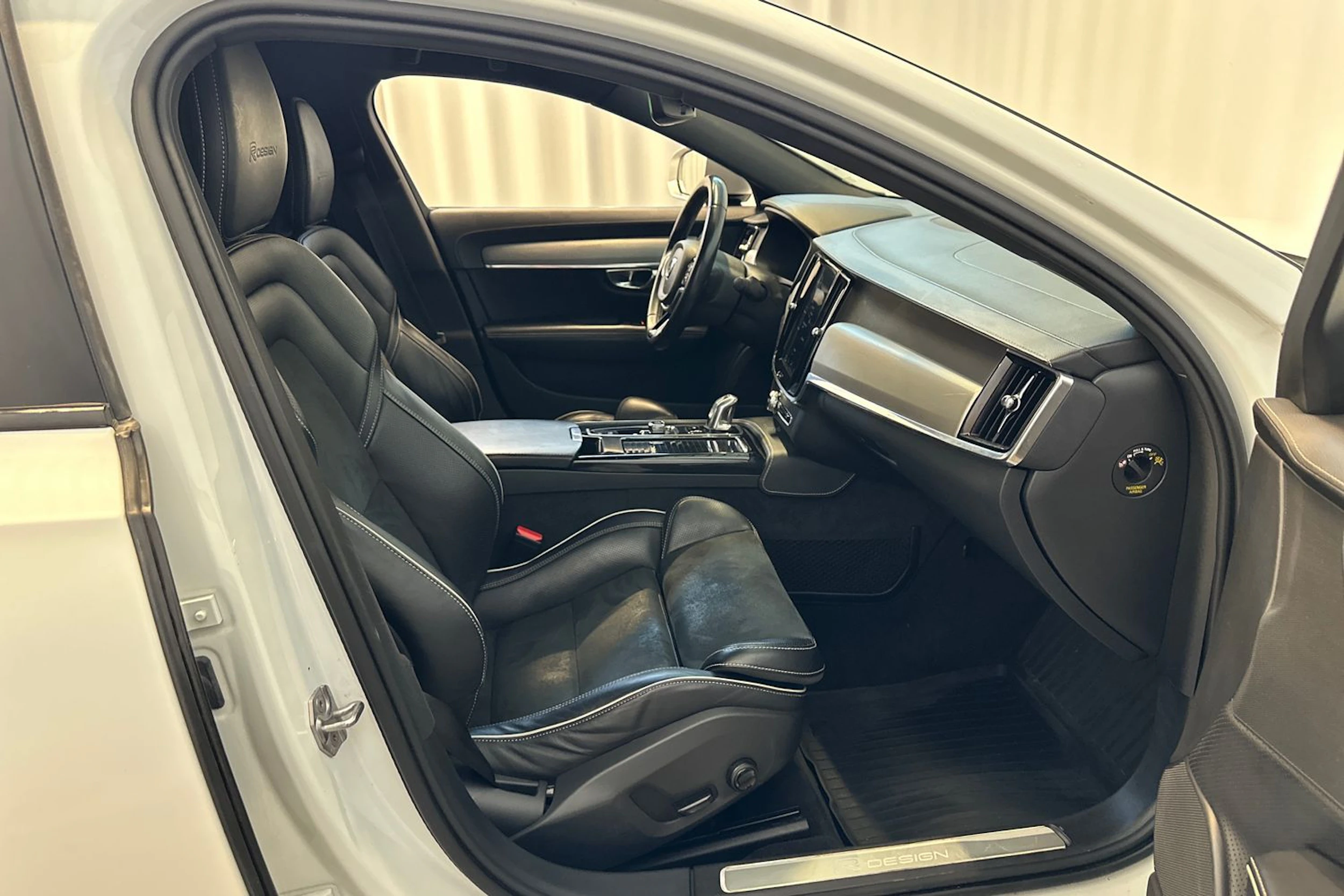 valkoinen Volvo S90 2019 kuva 12.