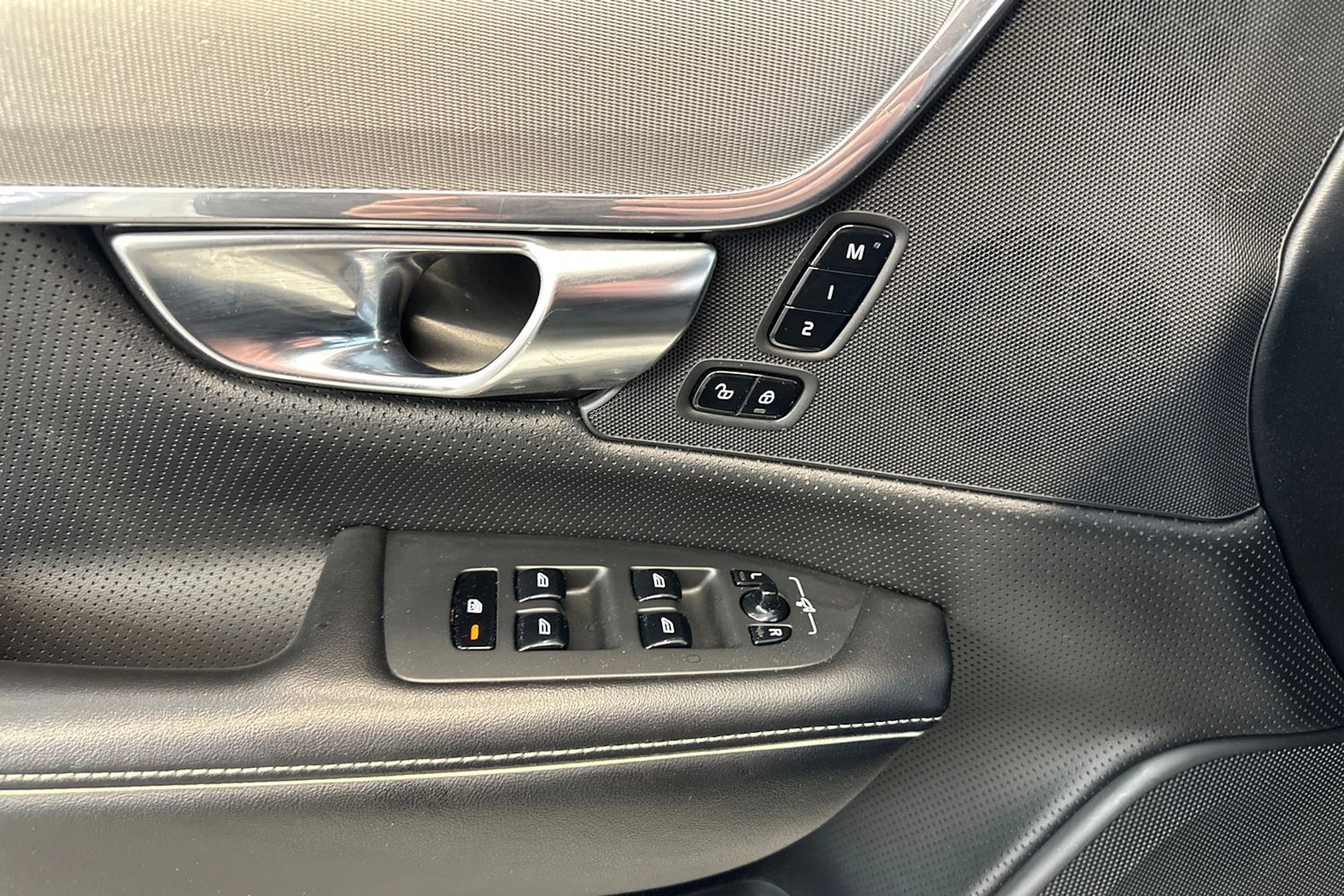 valkoinen Volvo S90 2019 kuva 13.