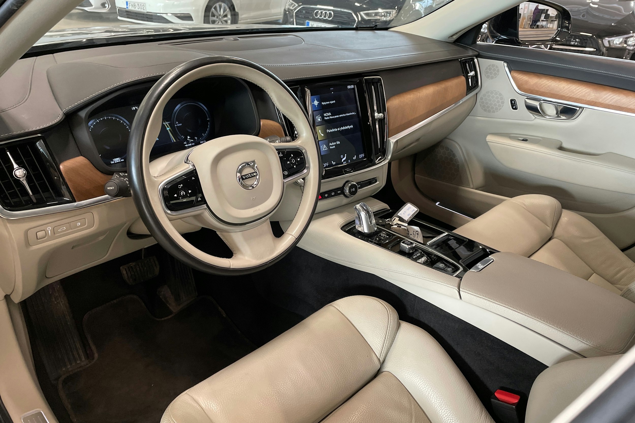 musta Volvo S90 2019 kuva 6.