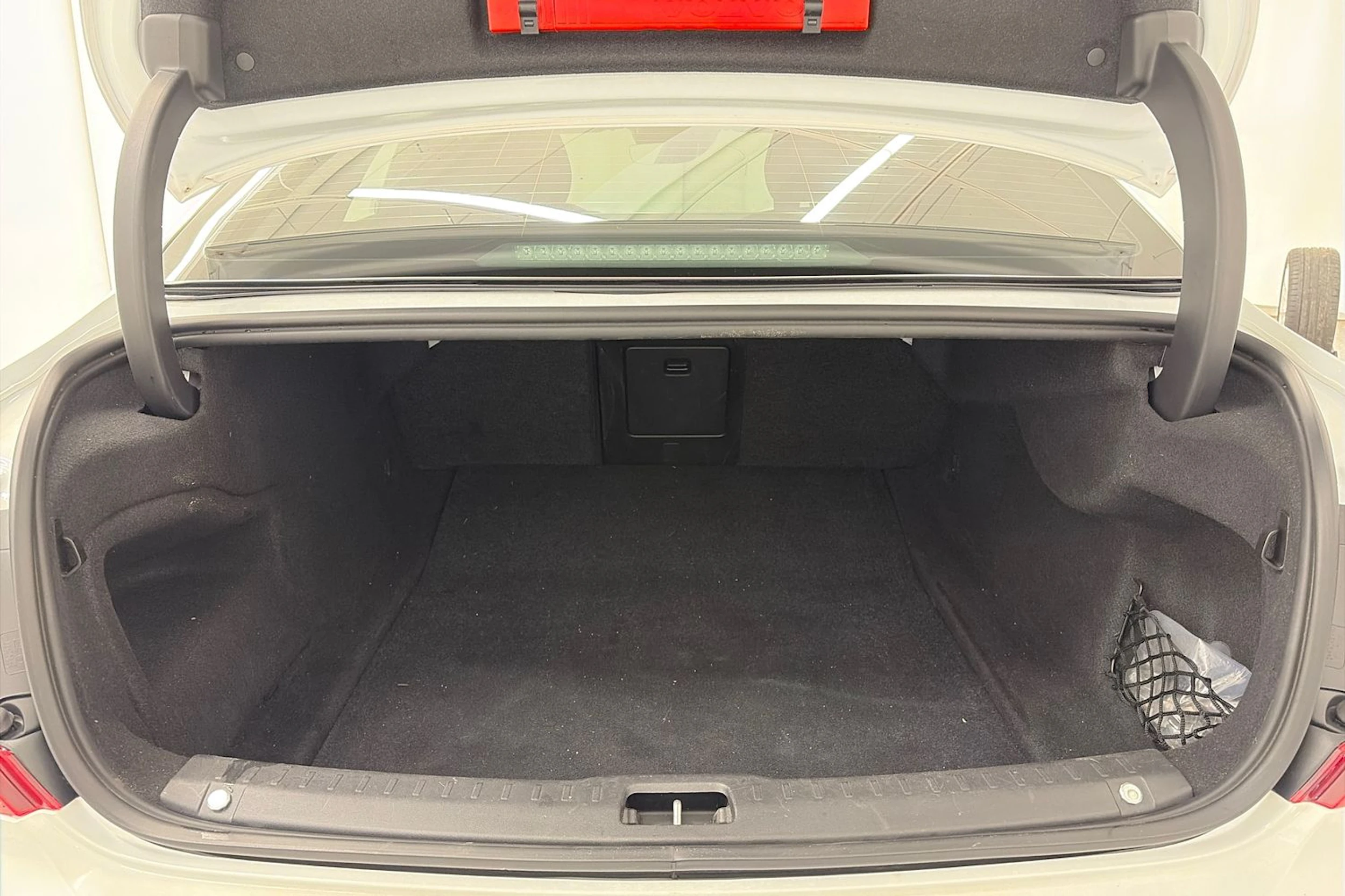 valkoinen Volvo S90 2019 kuva 11.