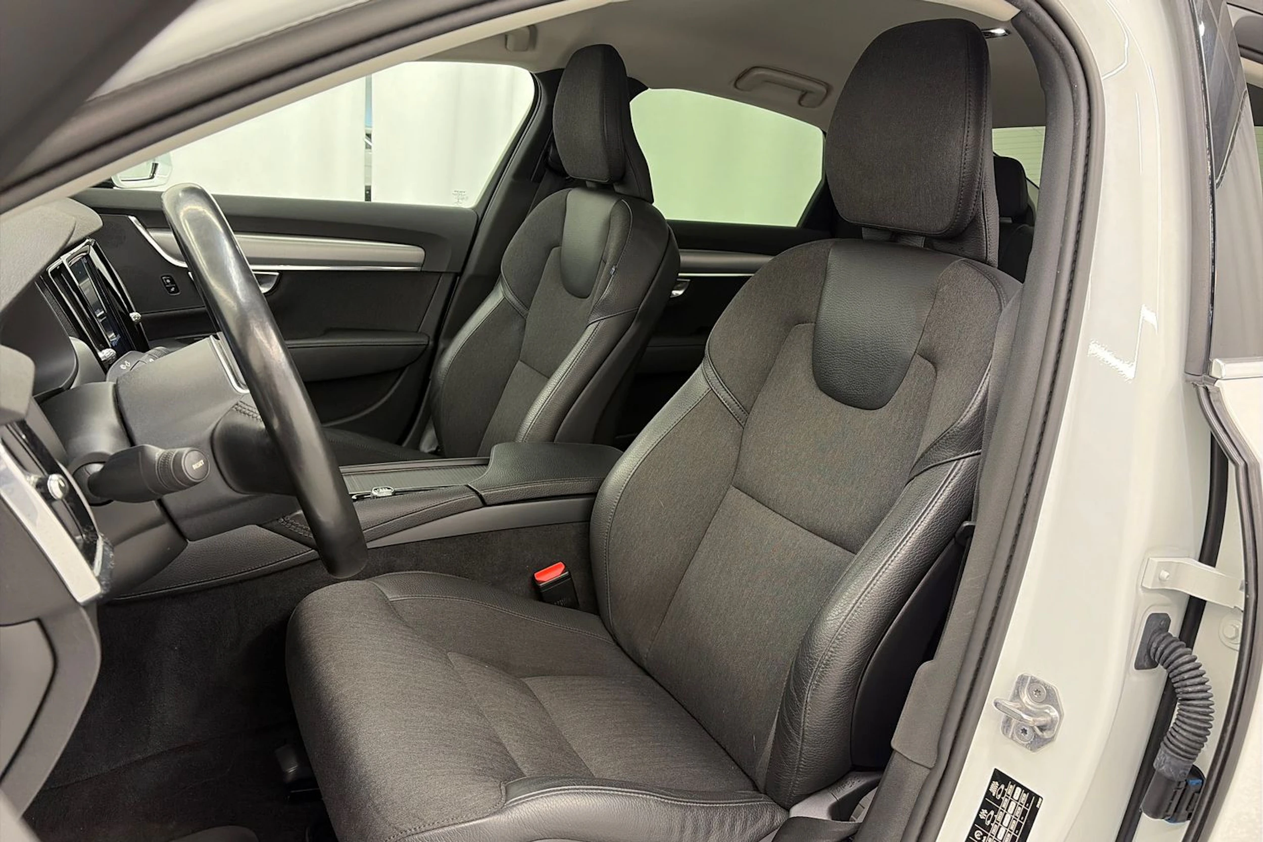 valkoinen Volvo S90 2019 kuva 13.