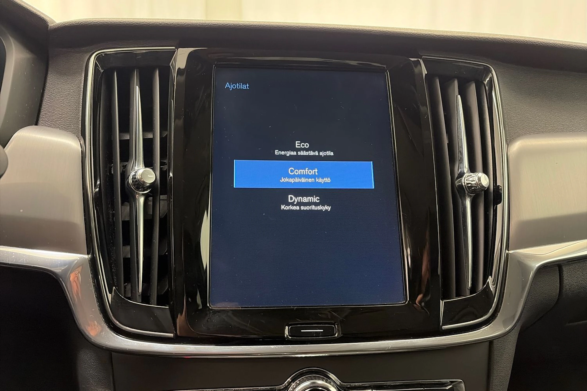 valkoinen Volvo S90 2019 kuva 28.