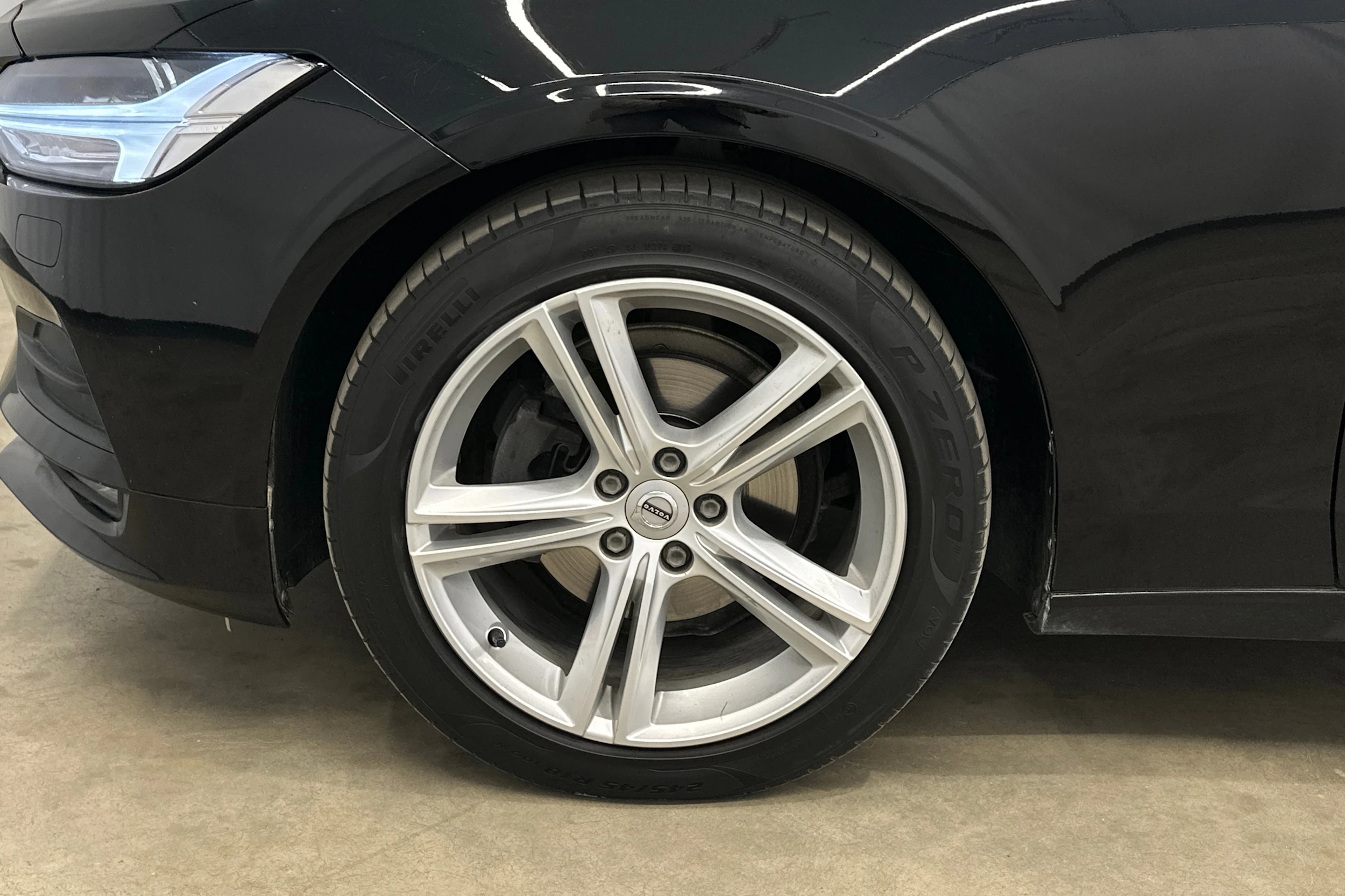 musta Volvo S90 2019 kuva 13.
