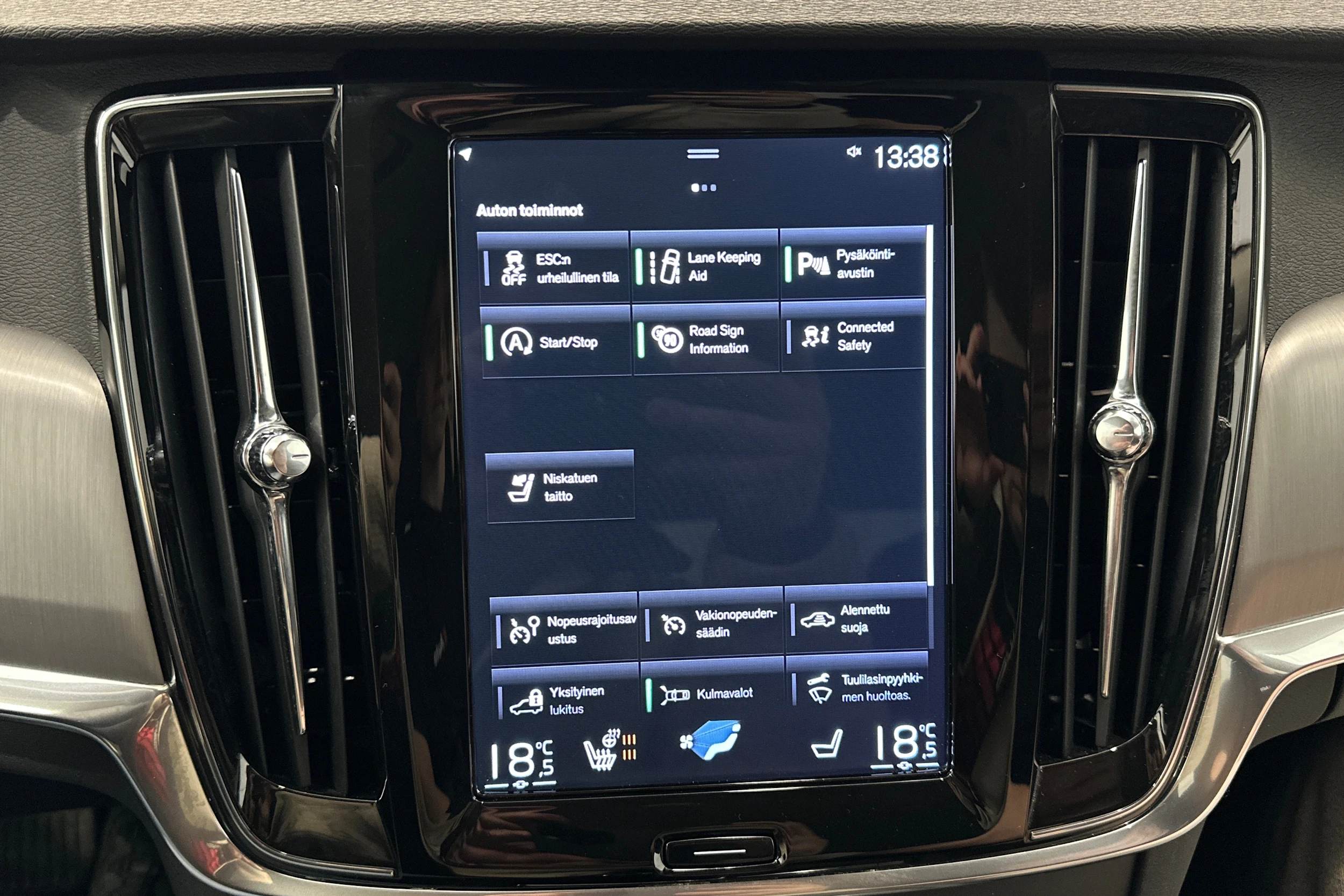 musta Volvo S90 2019 kuva 21.