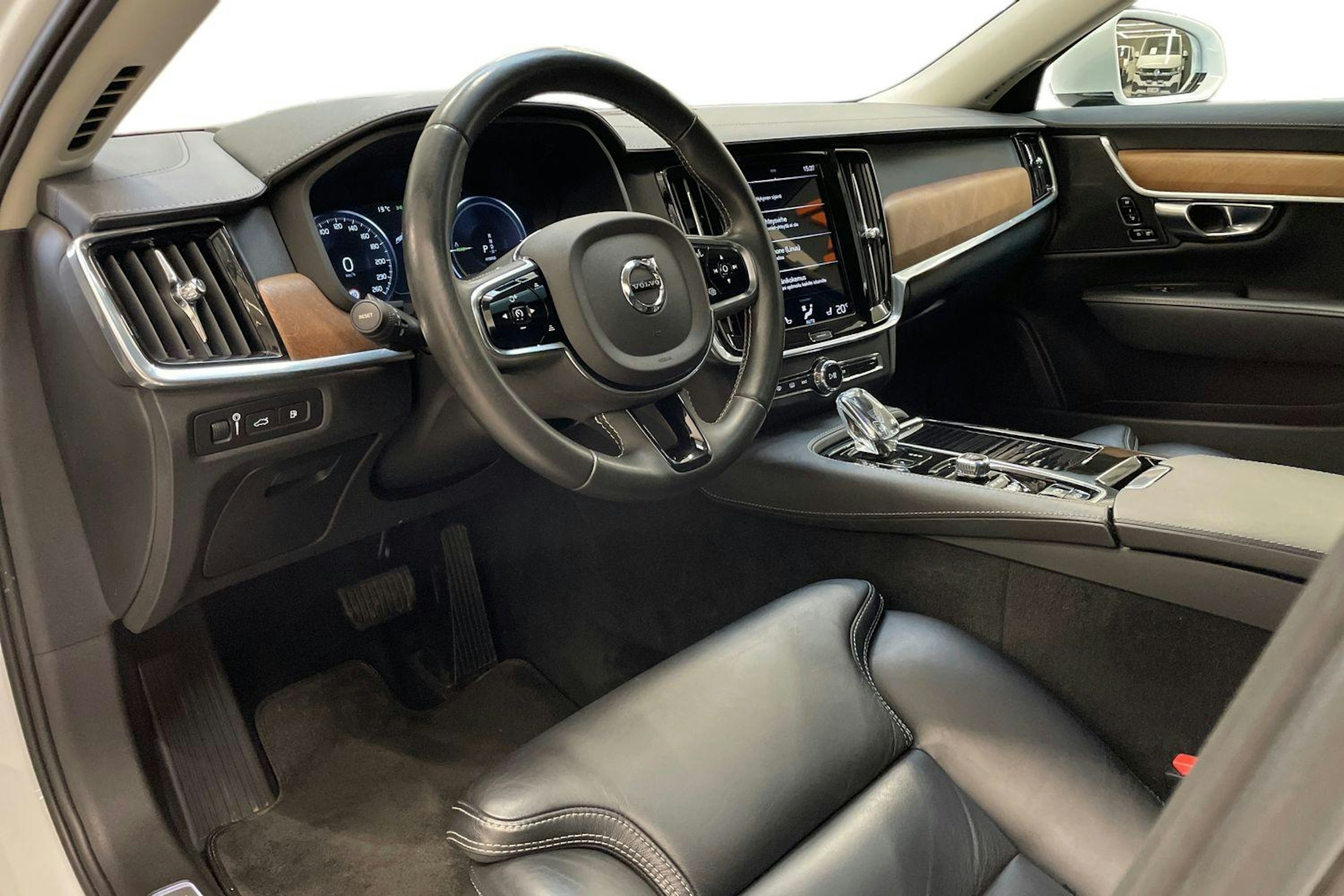 valkoinen Volvo S90 2019 kuva 7.