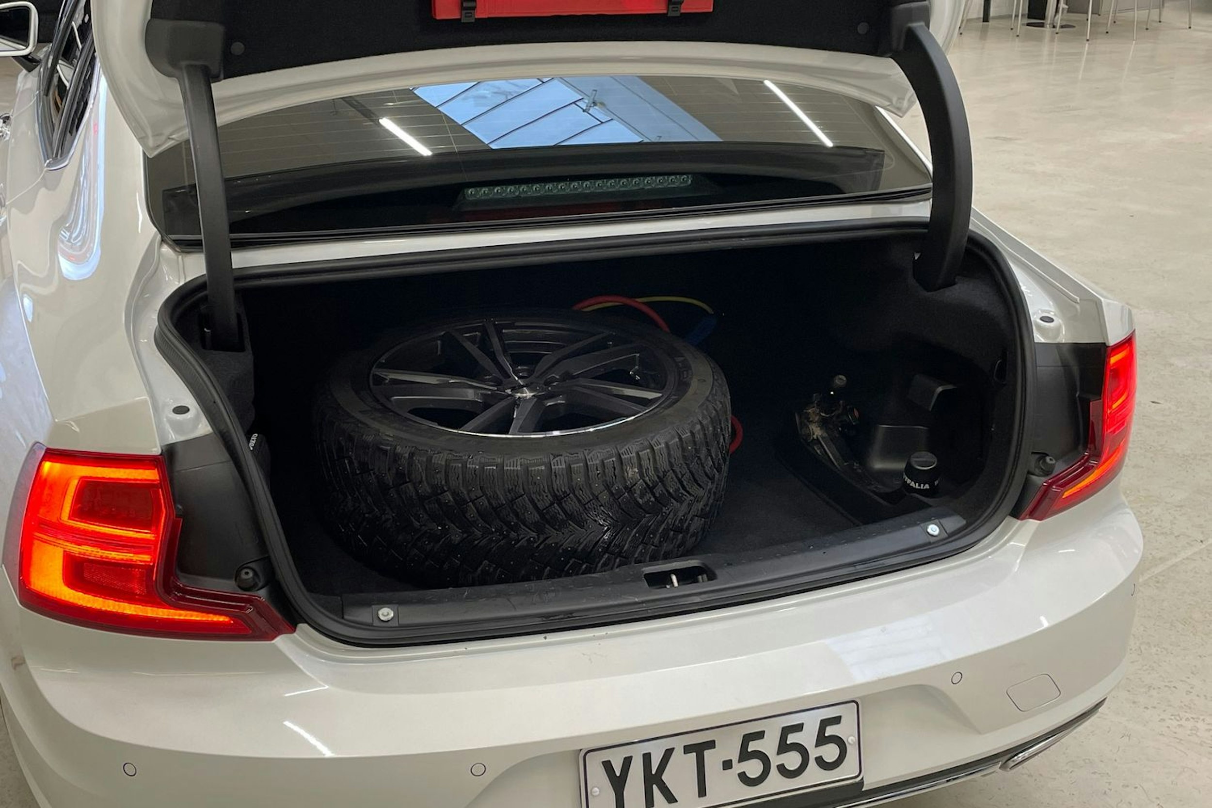 valkoinen Volvo S90 2019 kuva 15.
