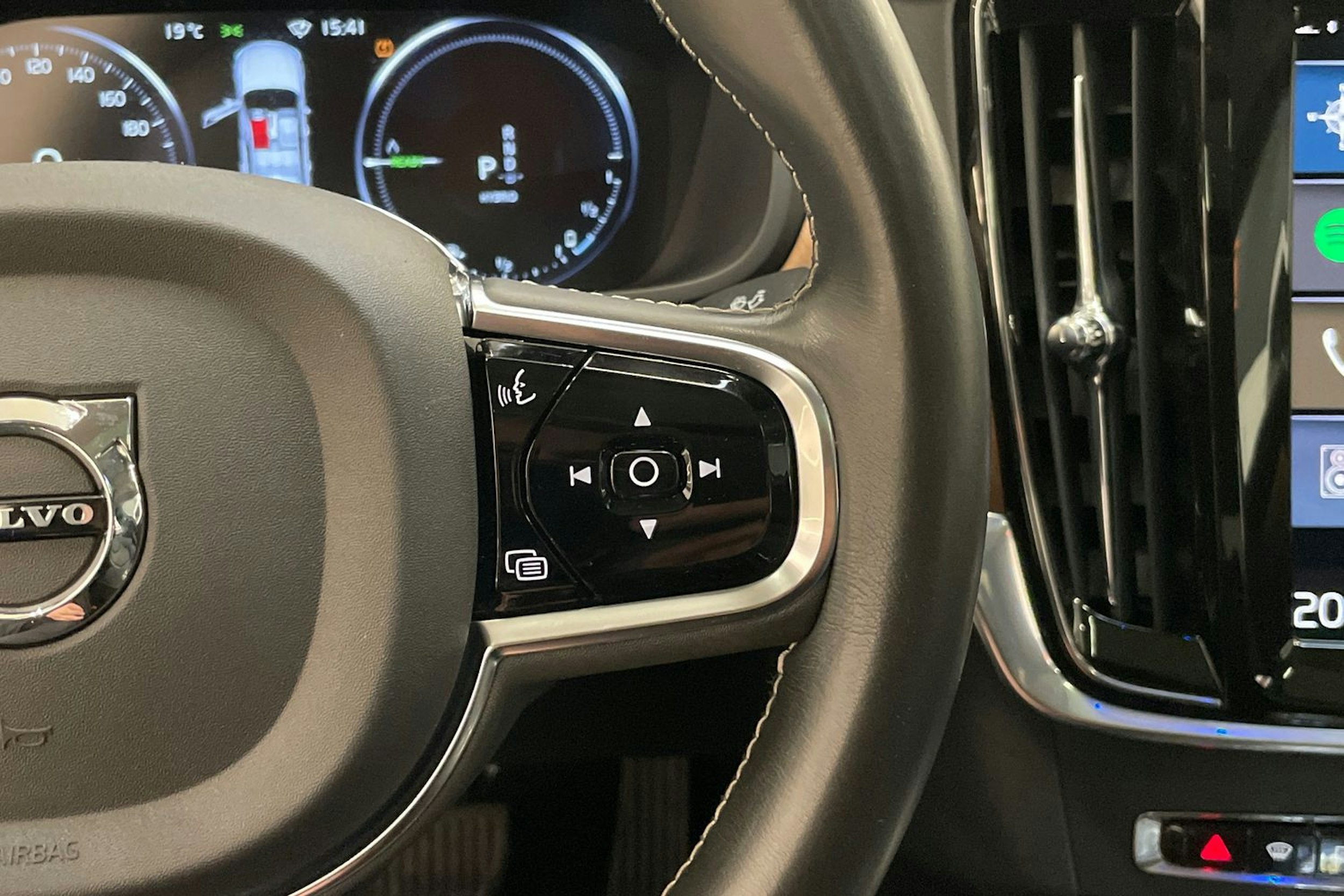 valkoinen Volvo S90 2019 kuva 21.