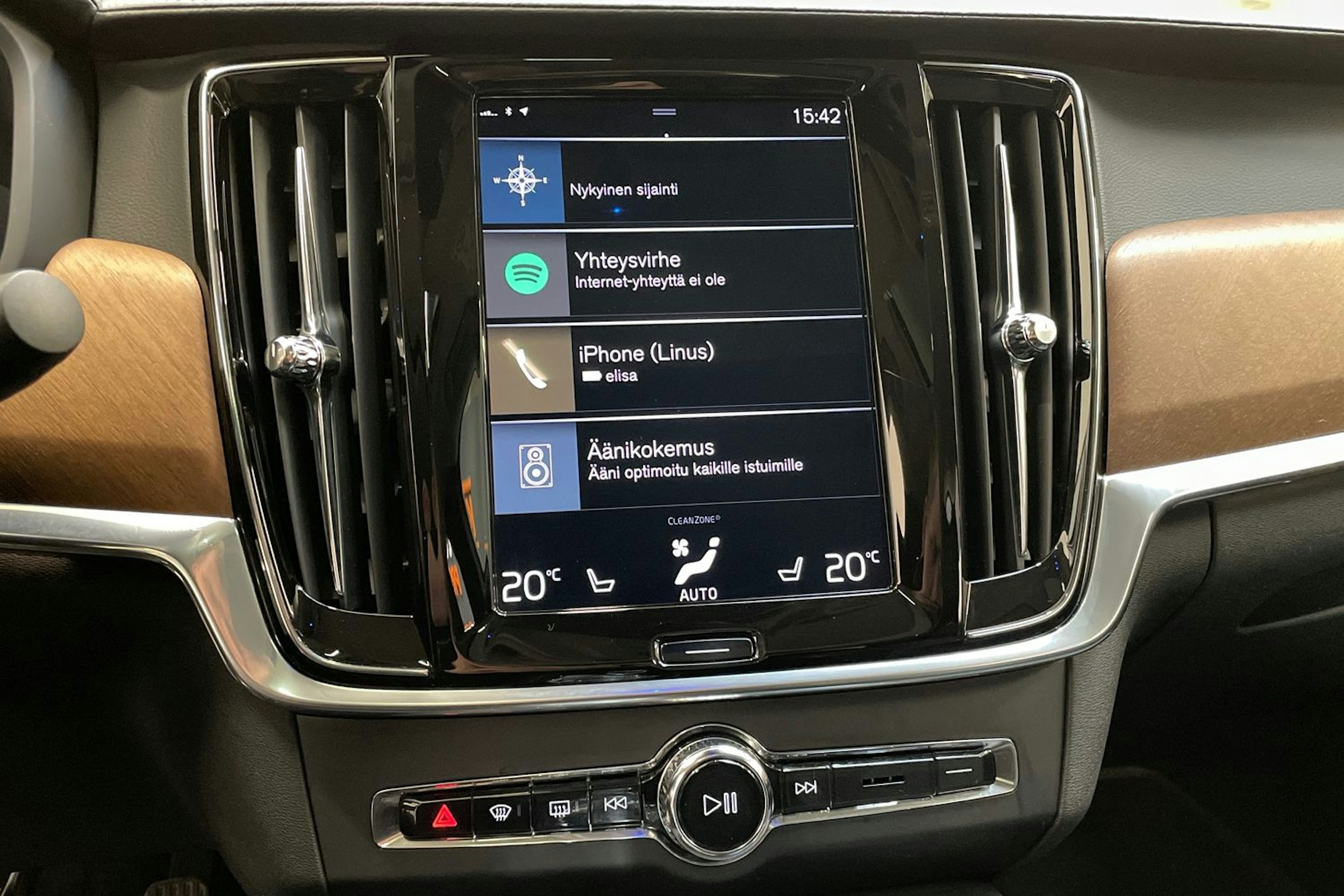 valkoinen Volvo S90 2019 kuva 22.