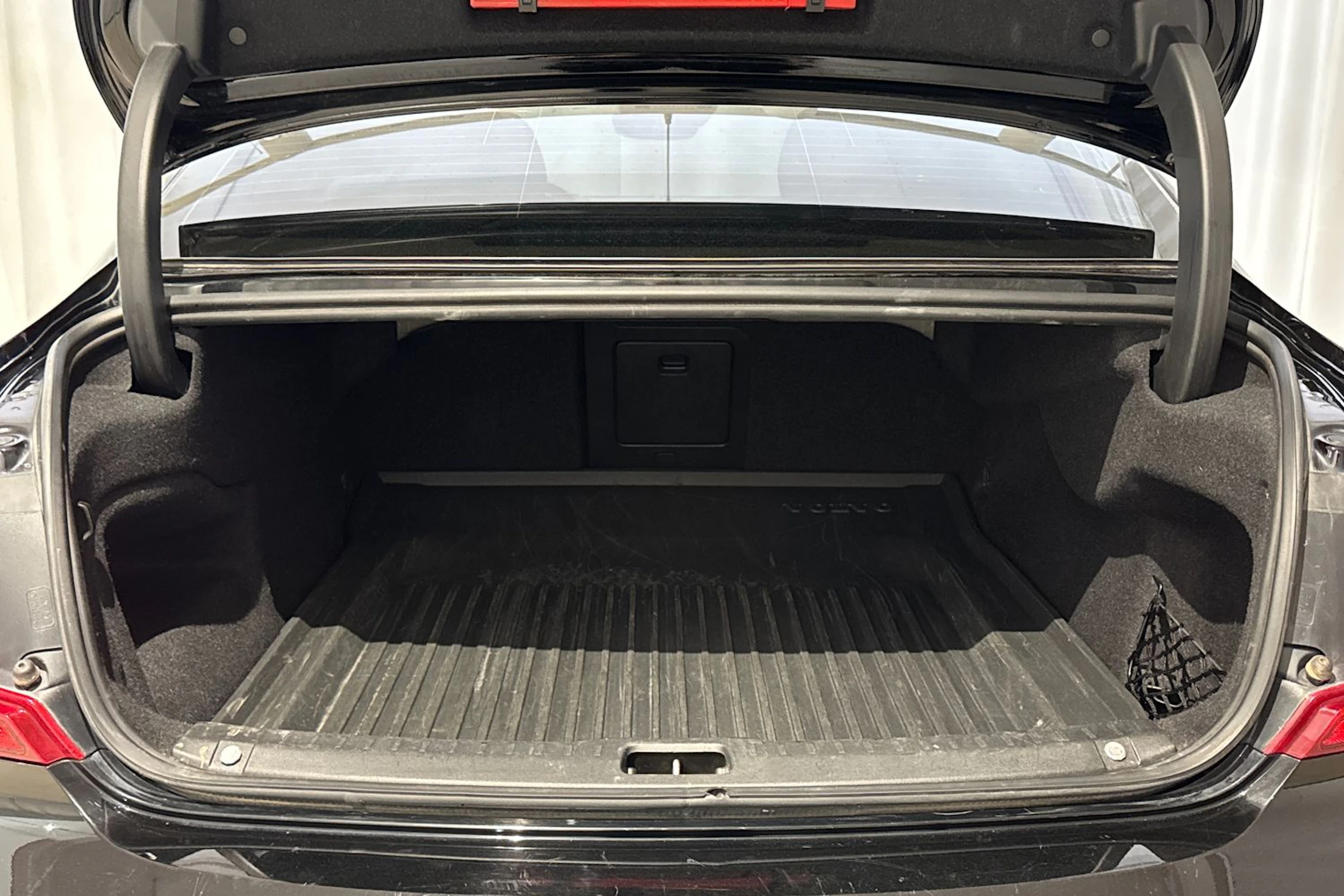 musta Volvo S90 2020 kuva 15.