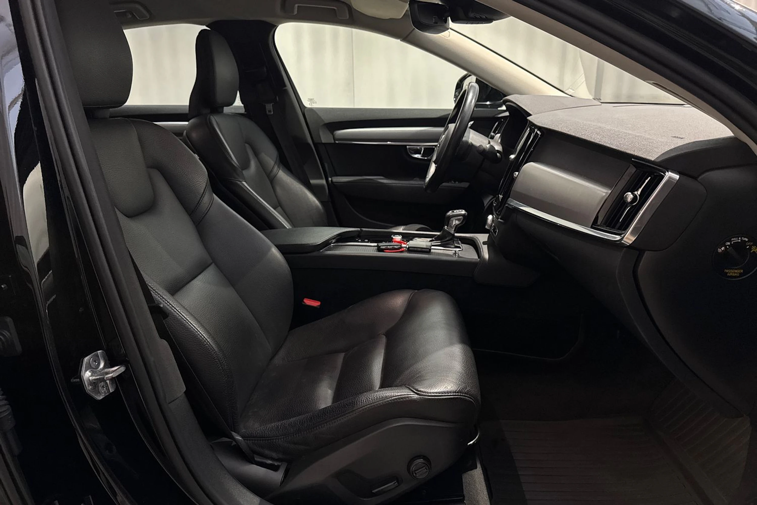 musta Volvo S90 2020 kuva 17.
