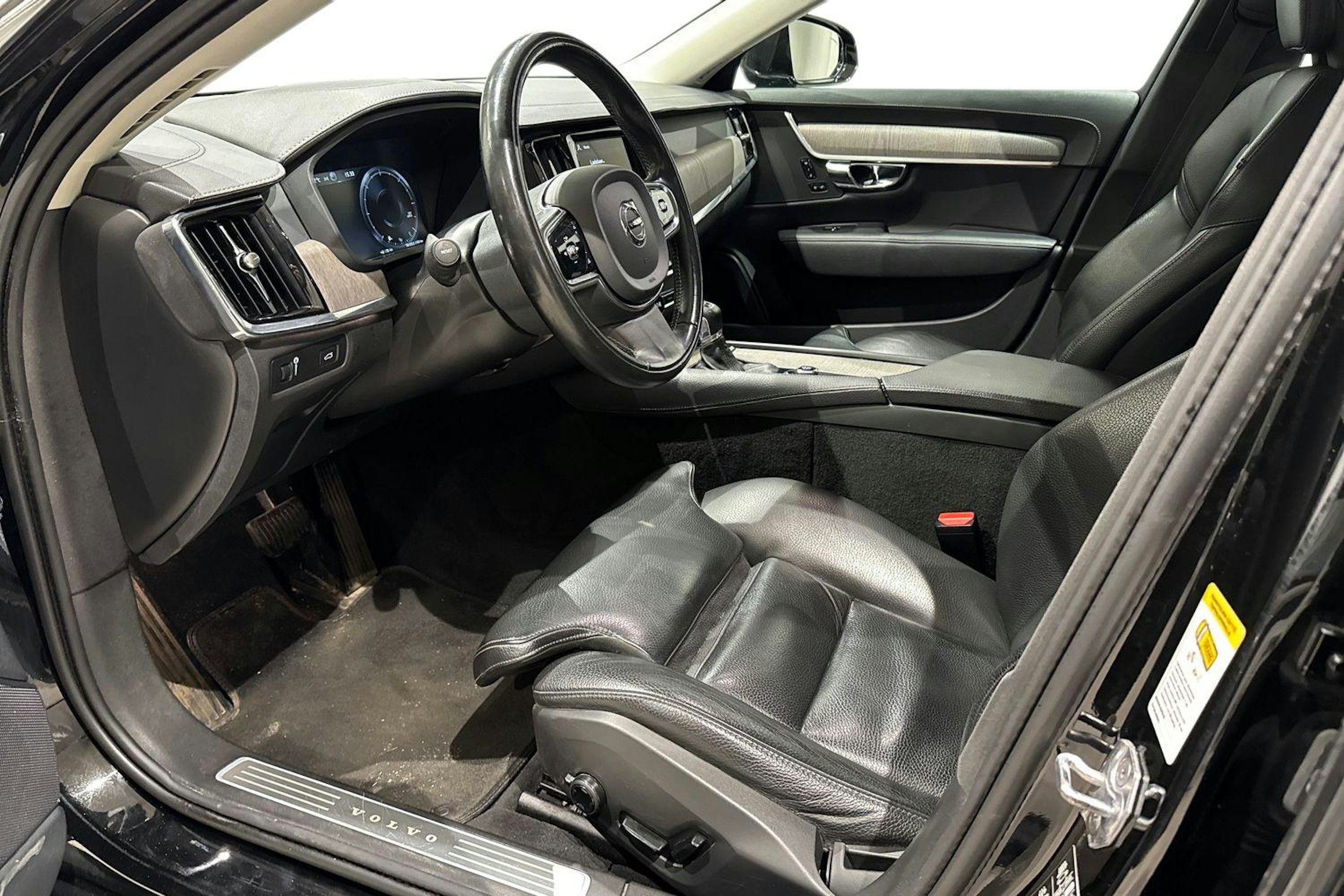 musta Volvo S90 2021 kuva 7.