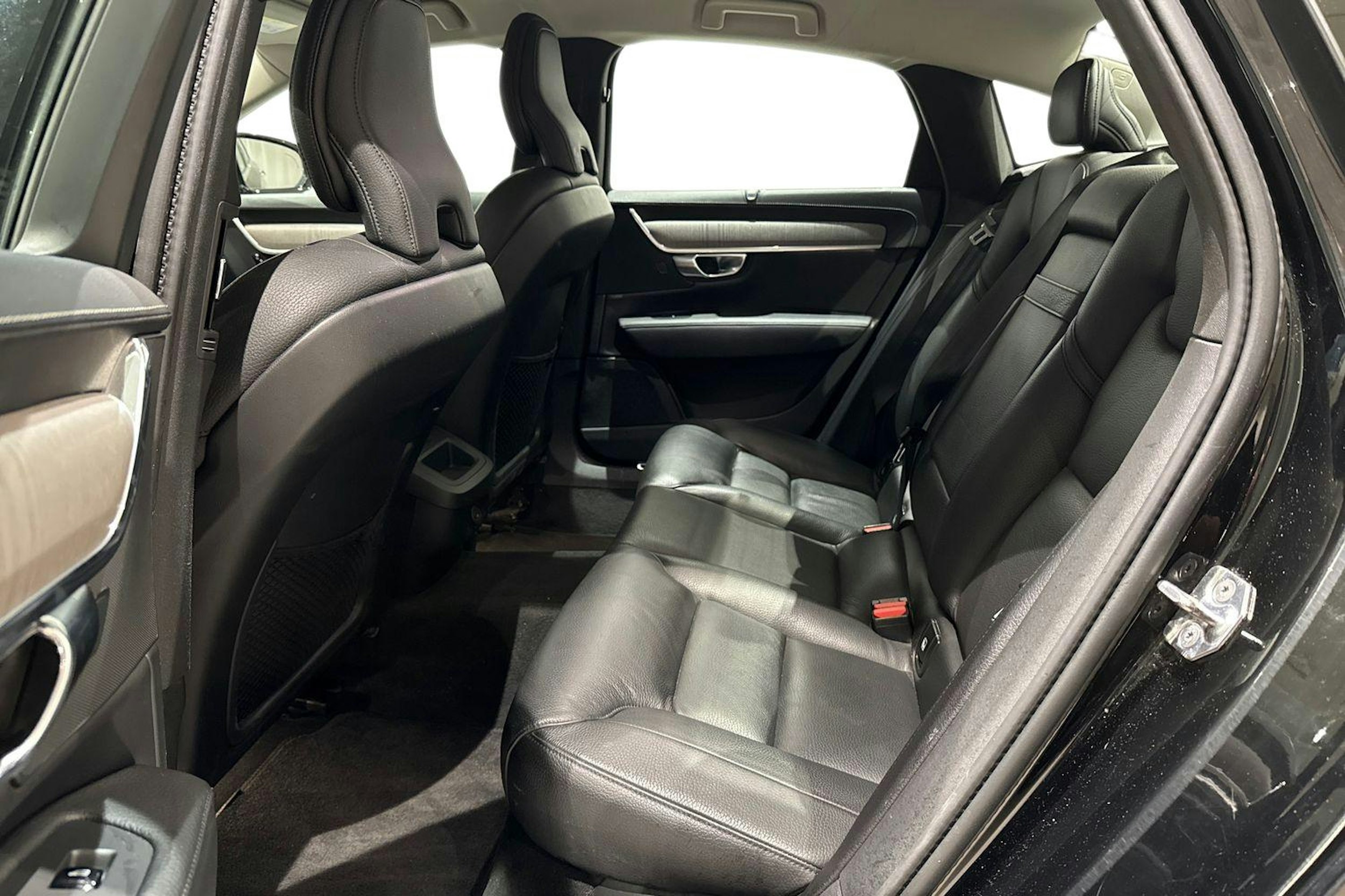 musta Volvo S90 2021 kuva 10.