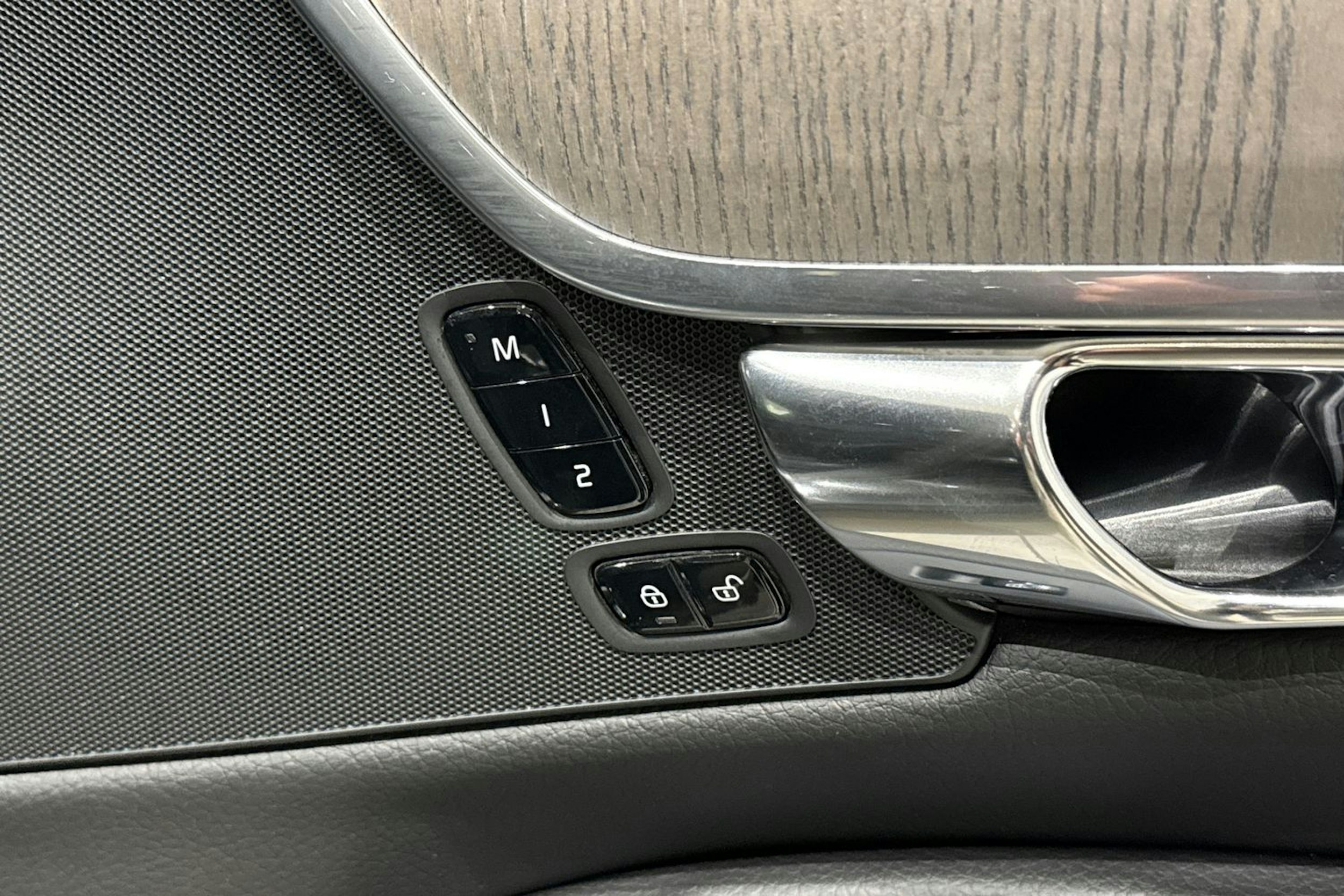 musta Volvo S90 2021 kuva 17.