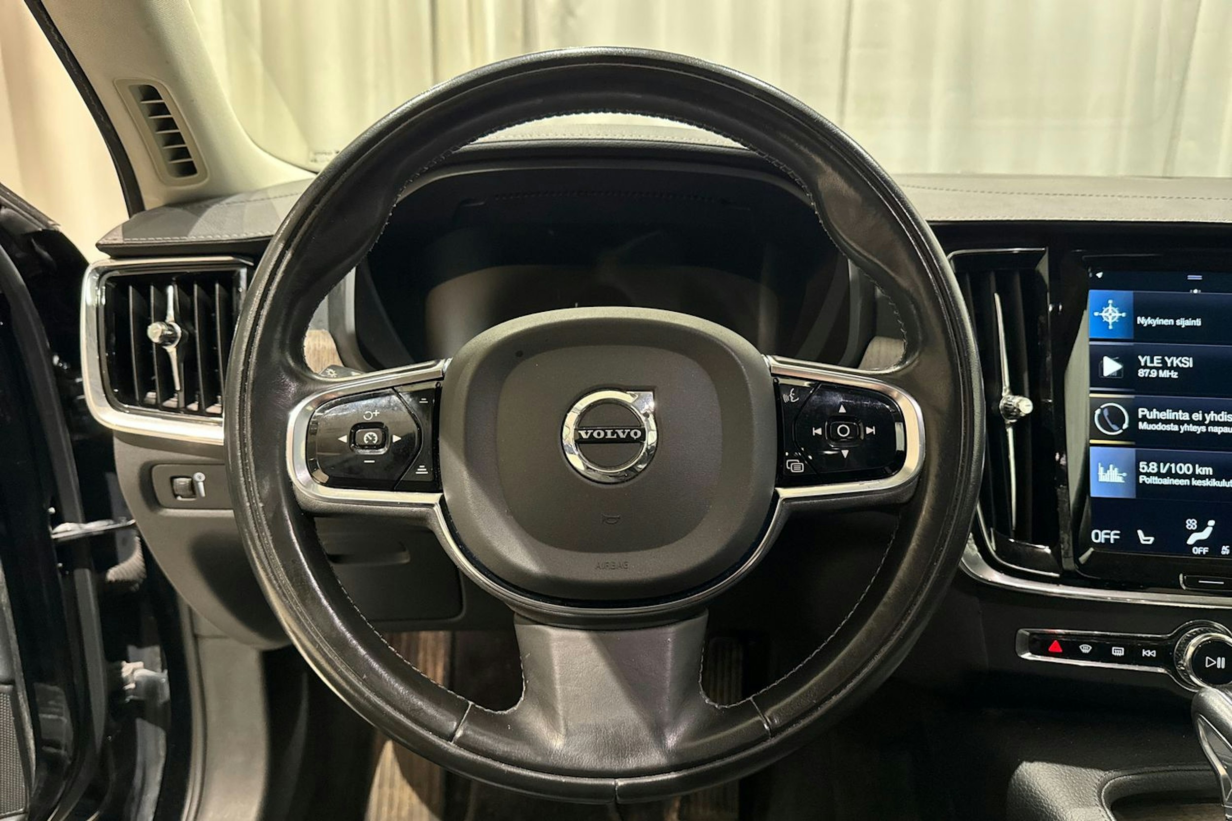 musta Volvo S90 2021 kuva 18.