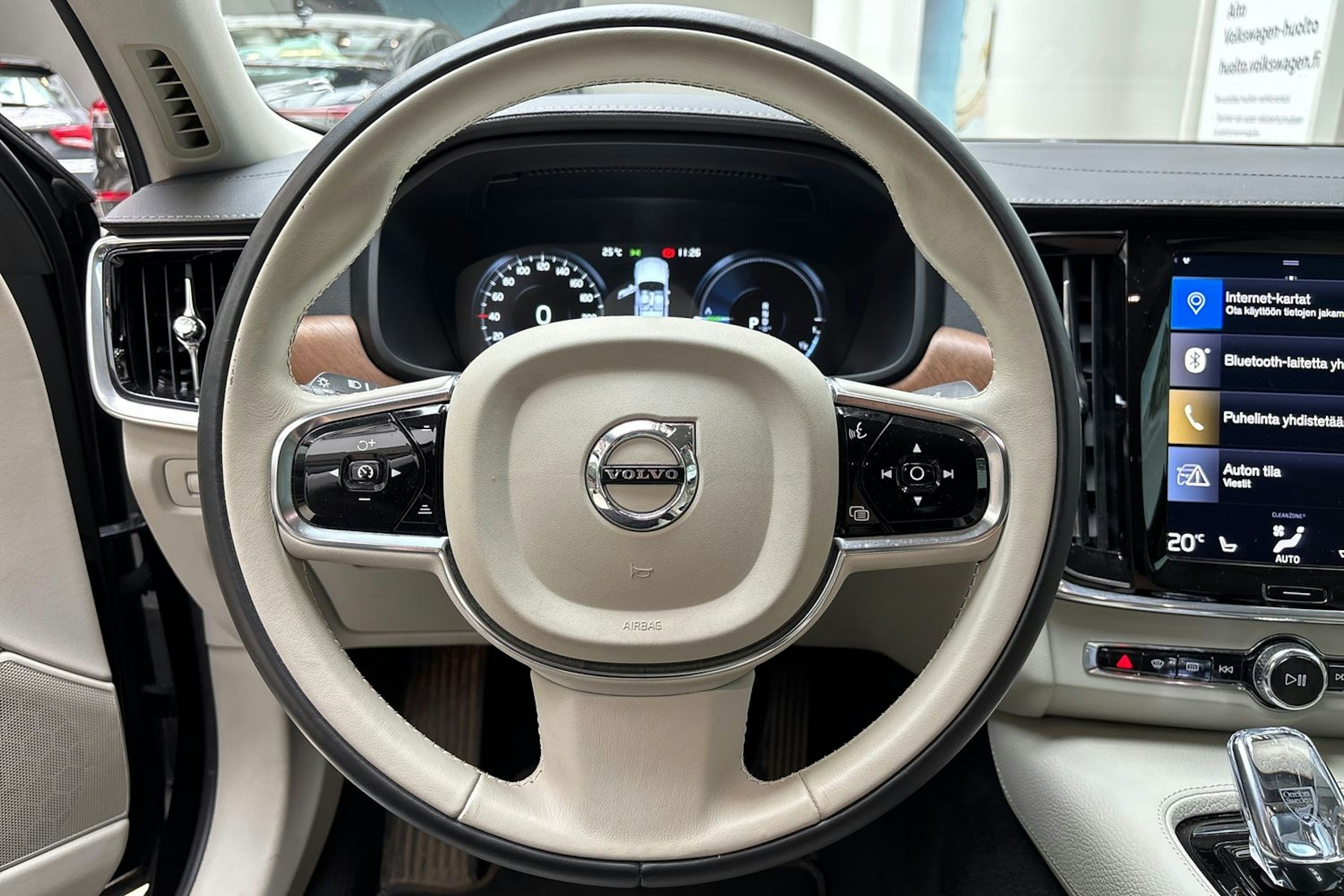 musta Volvo S90 2020 kuva 21.
