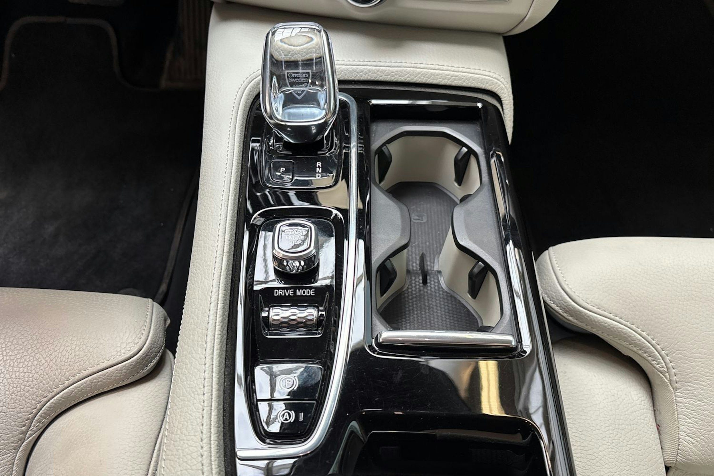 musta Volvo S90 2020 kuva 26.