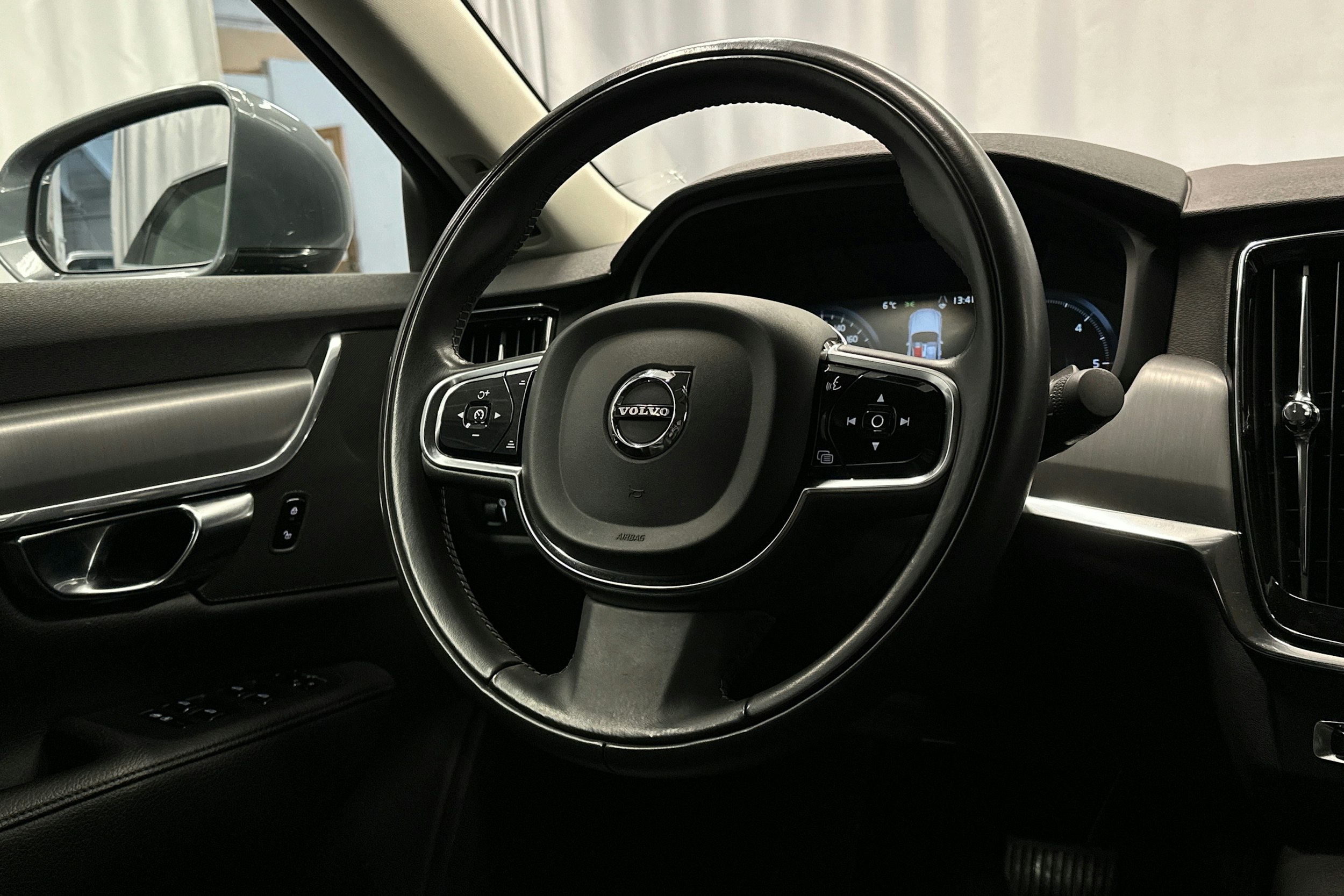 harmaa Volvo S90 2020 kuva 18.