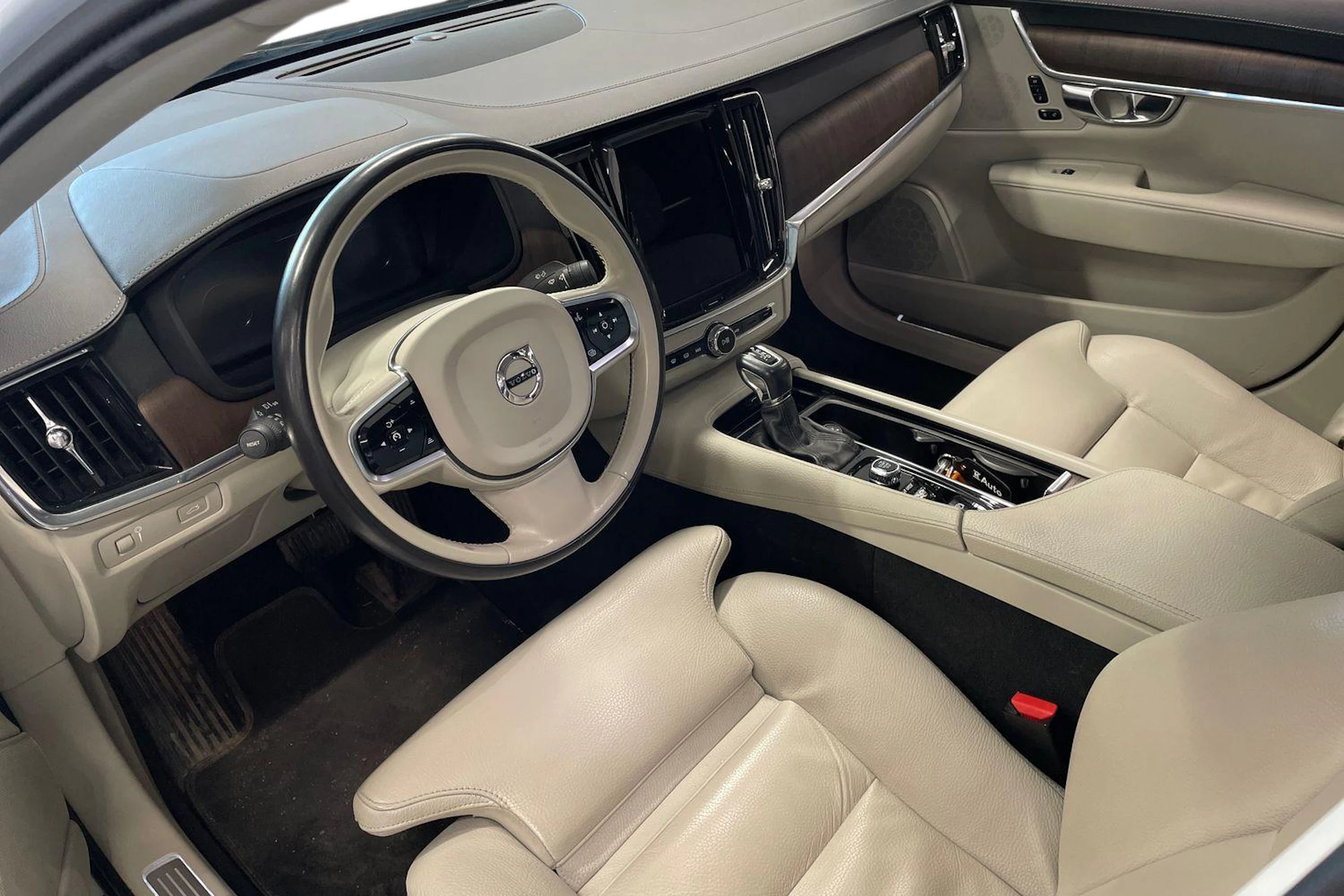 valkoinen Volvo S90 2021 kuva 3.