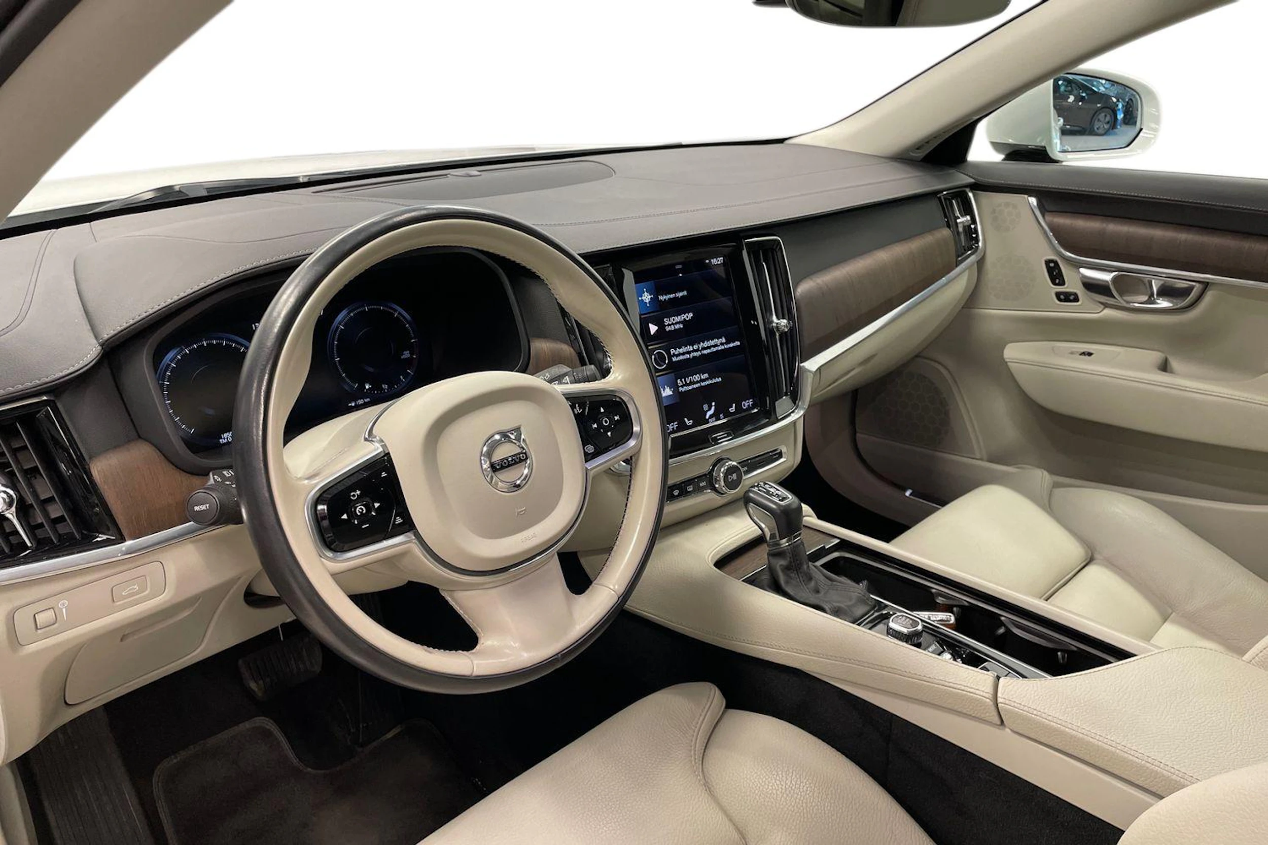 valkoinen Volvo S90 2021 kuva 6.
