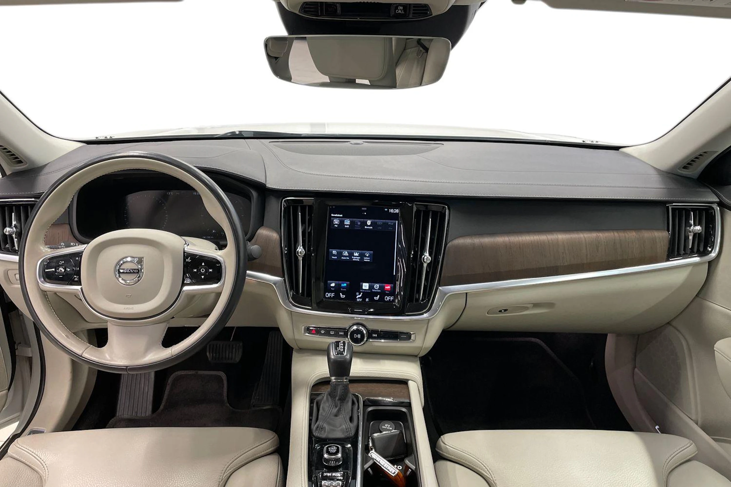 valkoinen Volvo S90 2021 kuva 7.