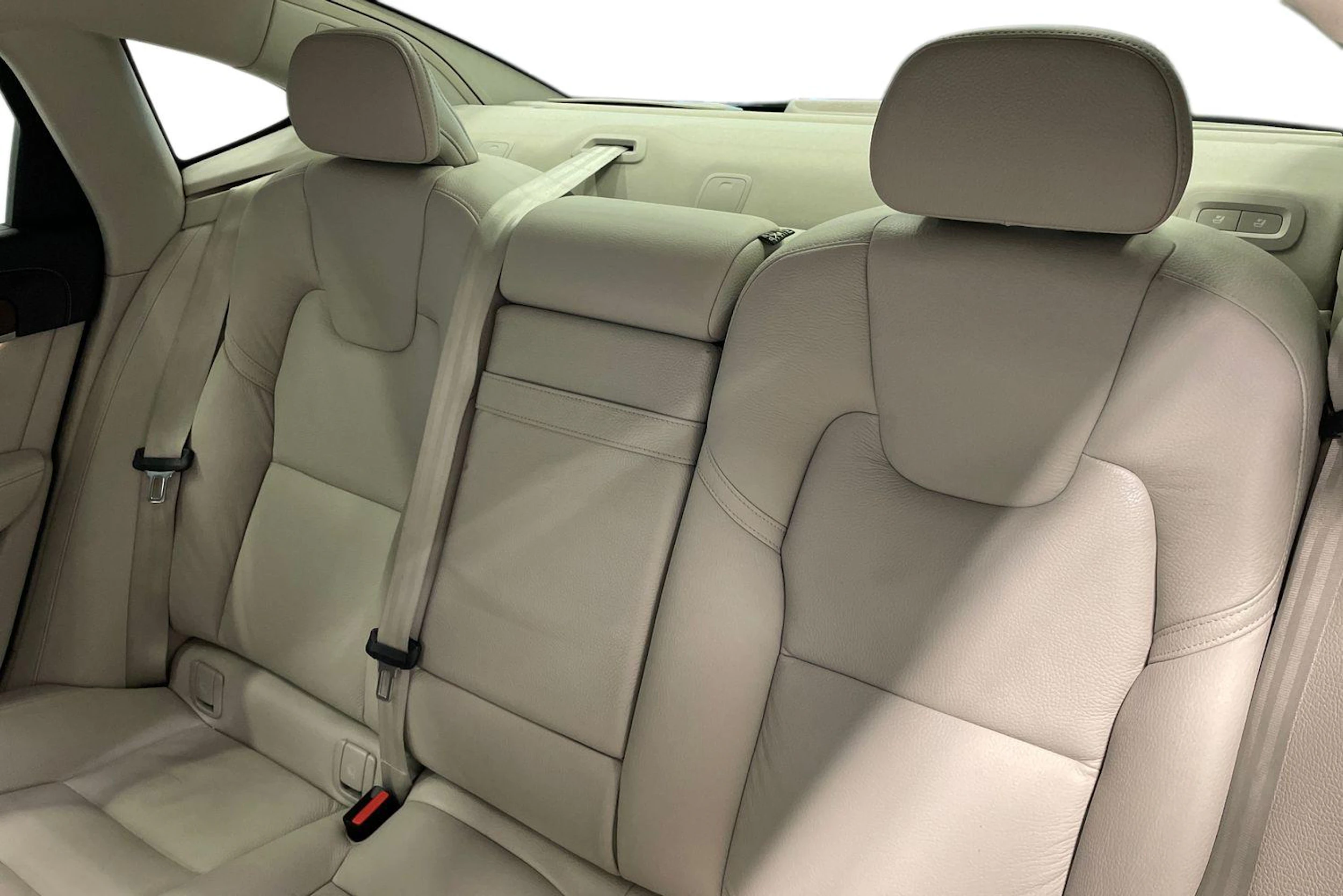 valkoinen Volvo S90 2021 kuva 8.