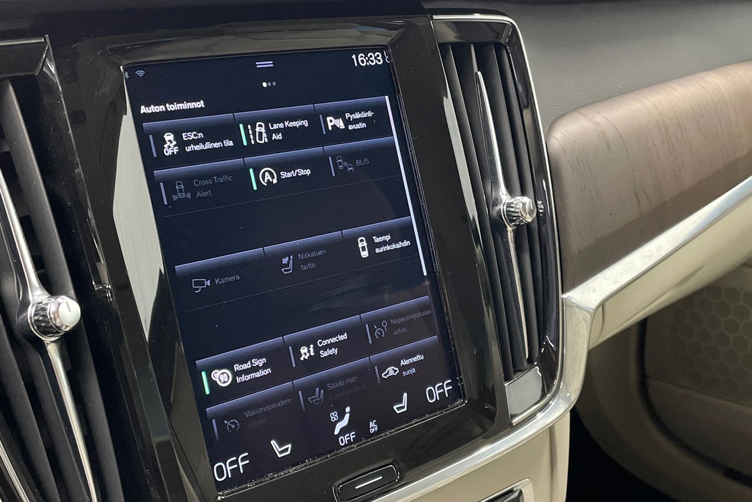 valkoinen Volvo S90 2021 kuva 14.