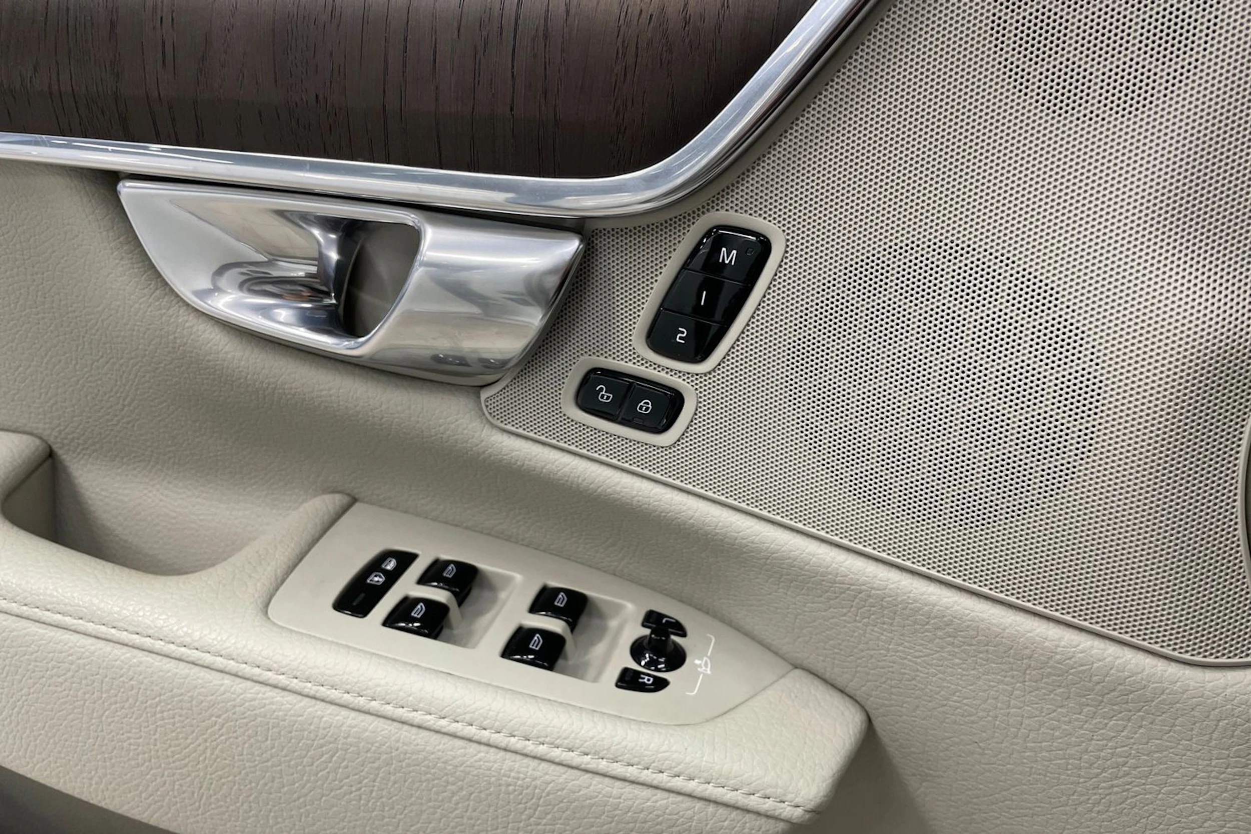 valkoinen Volvo S90 2021 kuva 15.