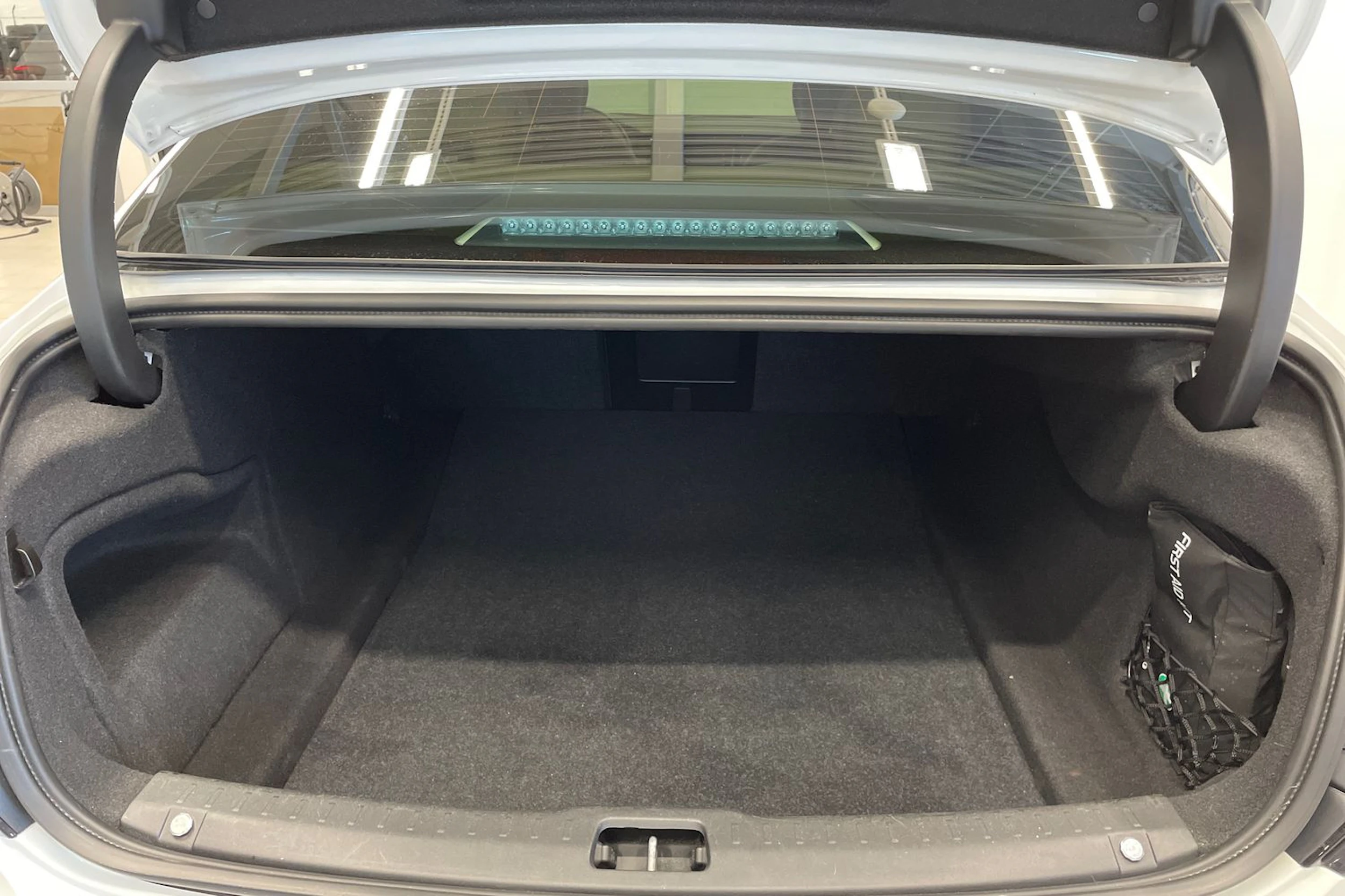 valkoinen Volvo S90 2021 kuva 19.