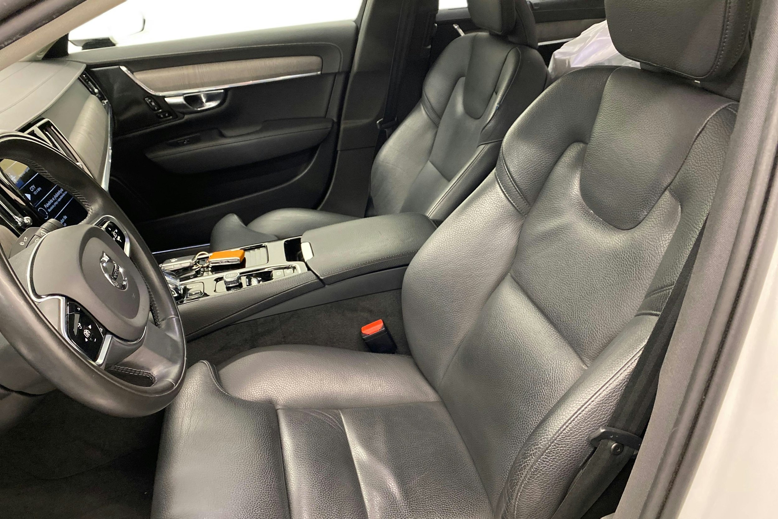 Valkoinen Volvo S90 2021 kuva 10.