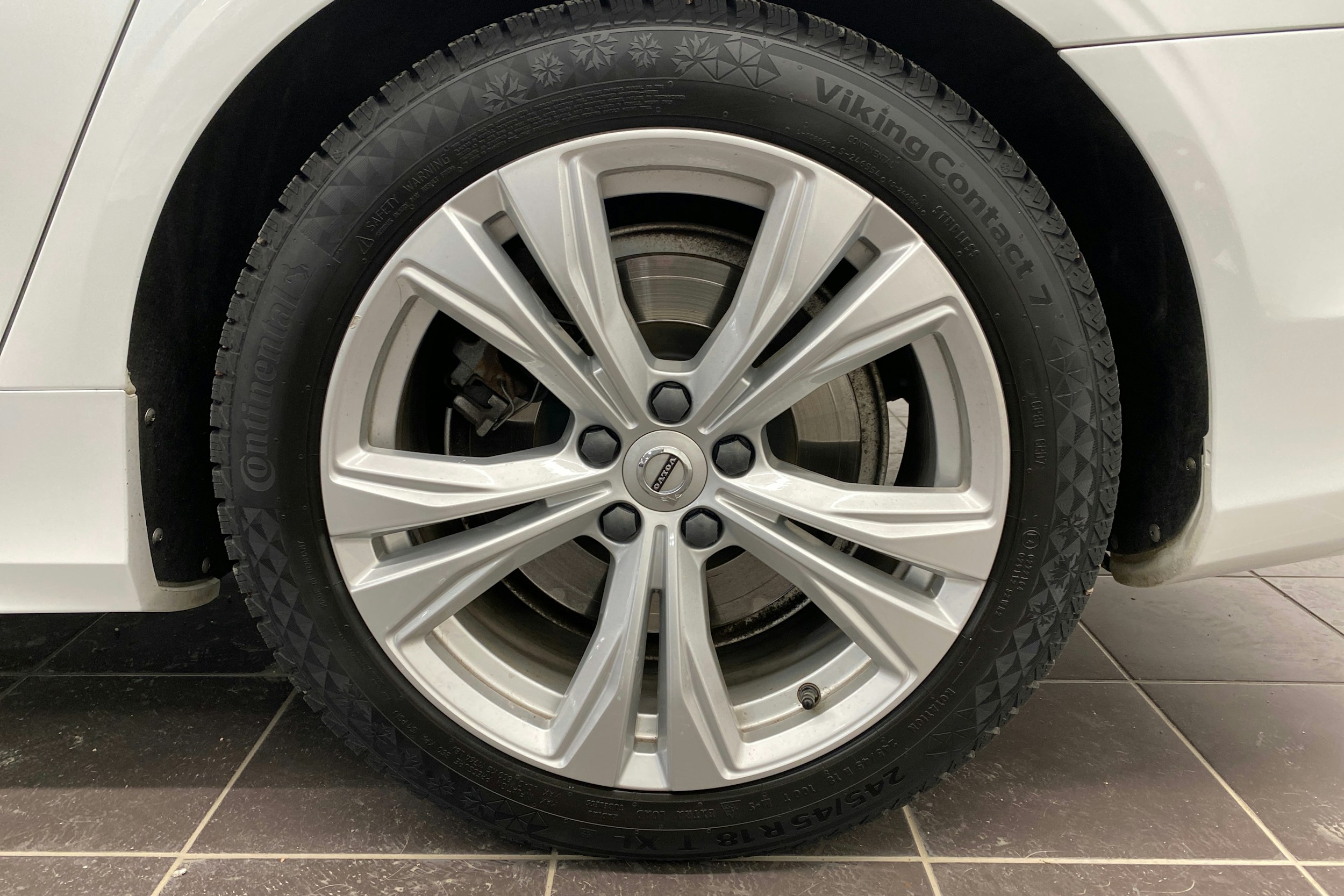 Valkoinen Volvo S90 2021 kuva 13.