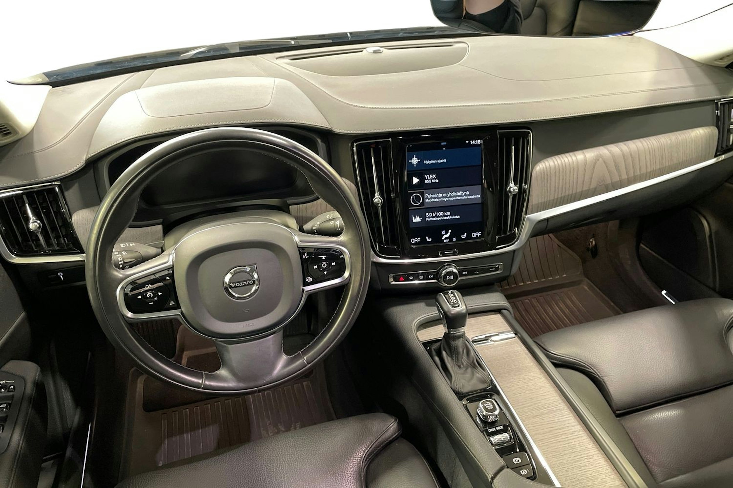 musta Volvo S90 2021 kuva 9.