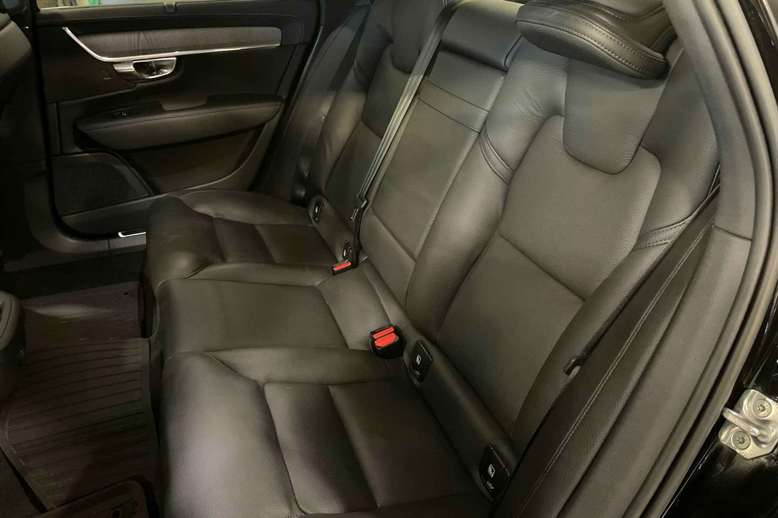 musta Volvo S90 2021 kuva 21.