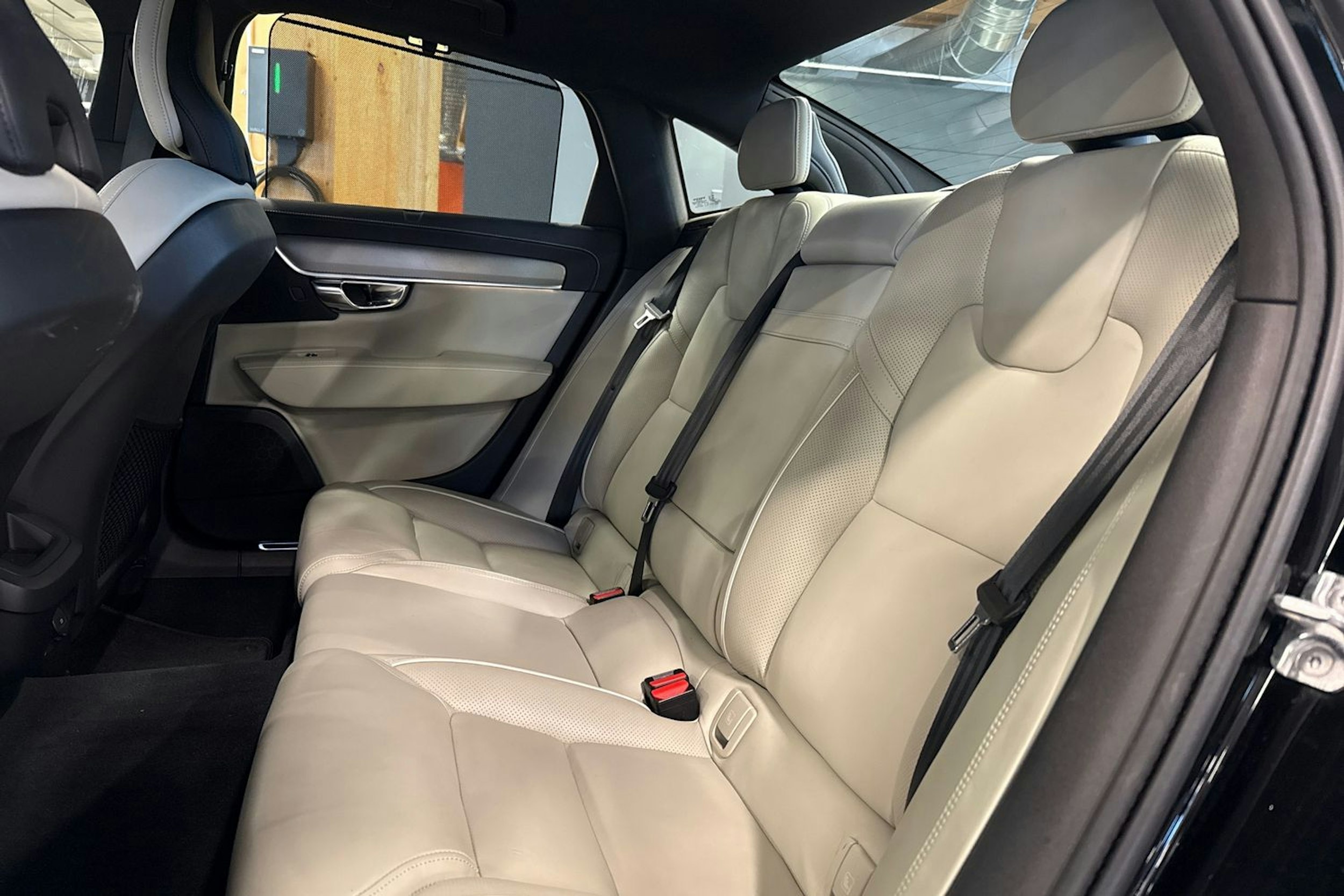 musta Volvo S90 2021 kuva 13.