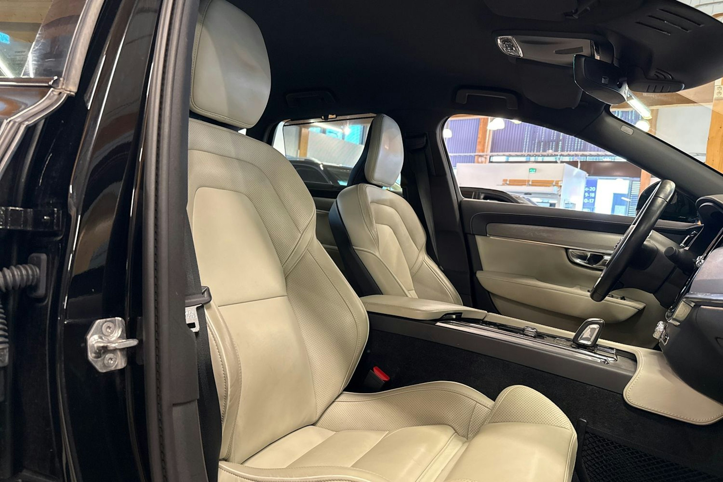 musta Volvo S90 2021 kuva 15.