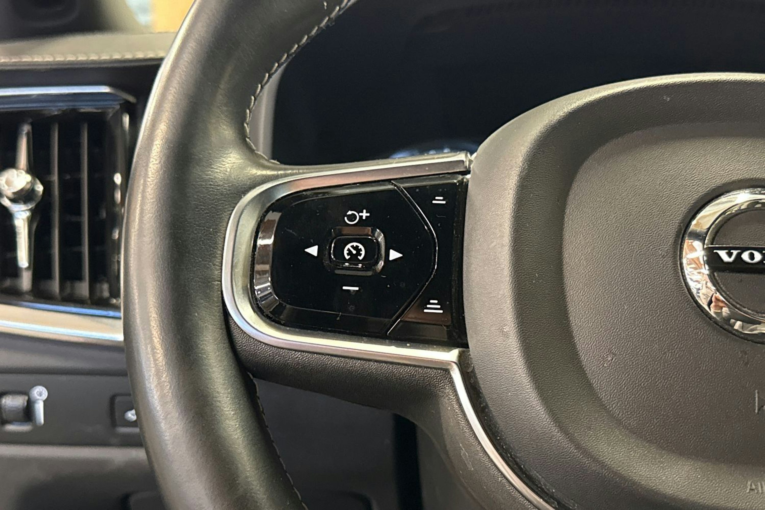 musta Volvo S90 2021 kuva 17.