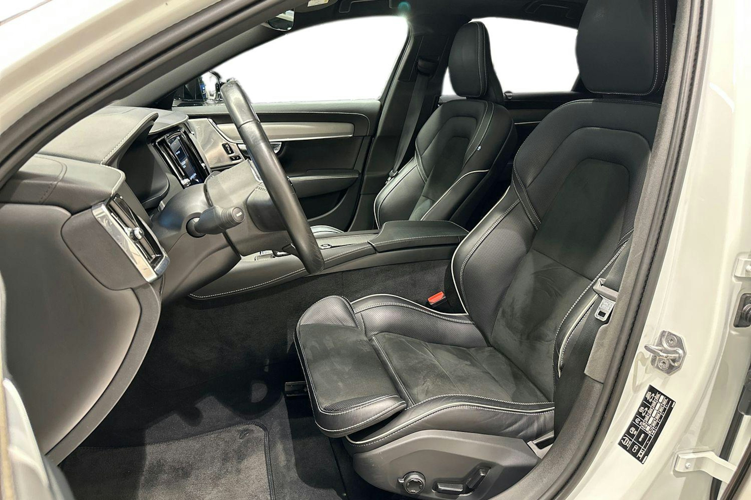 valkoinen Volvo S90 2021 kuva 10.