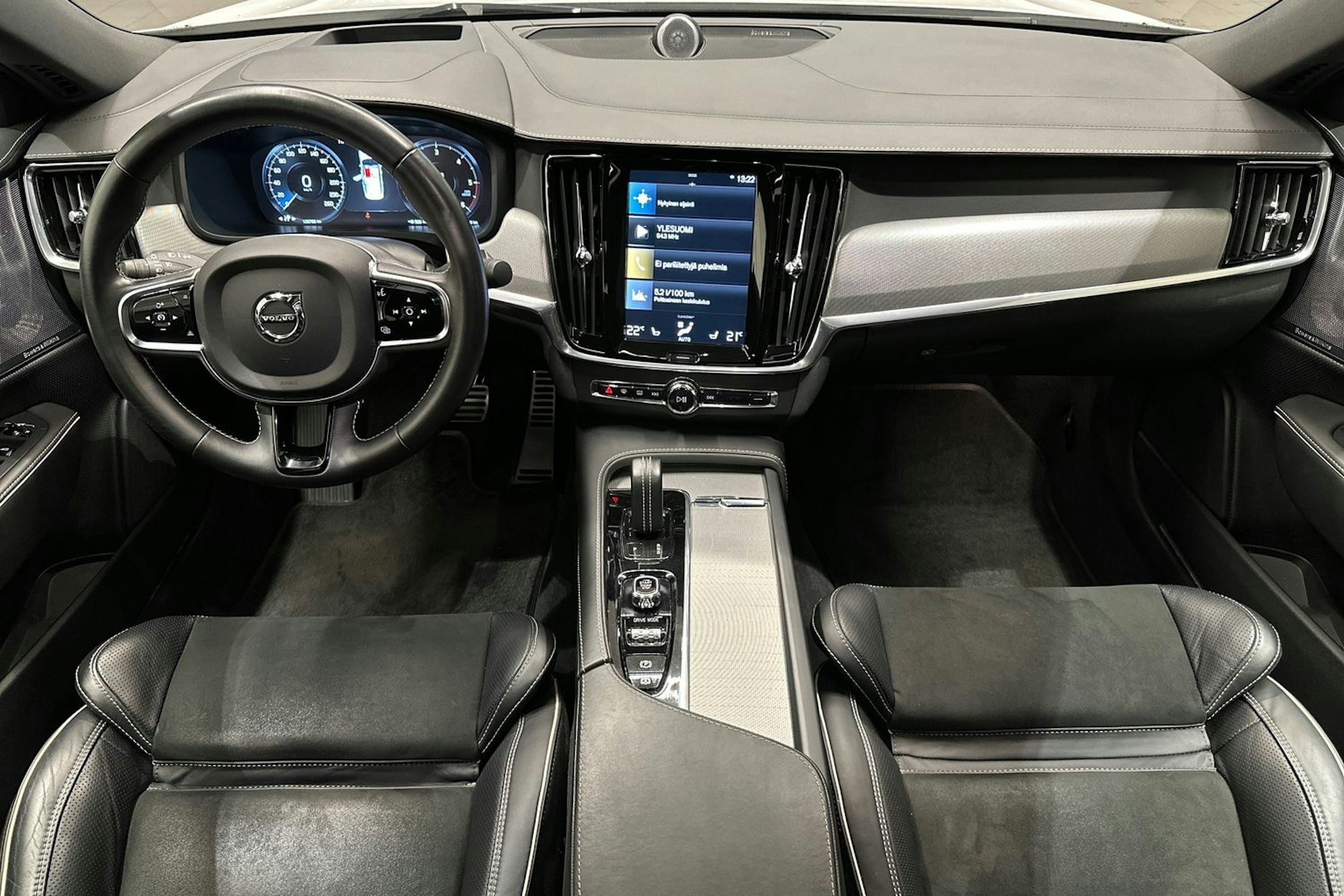 valkoinen Volvo S90 2021 kuva 13.