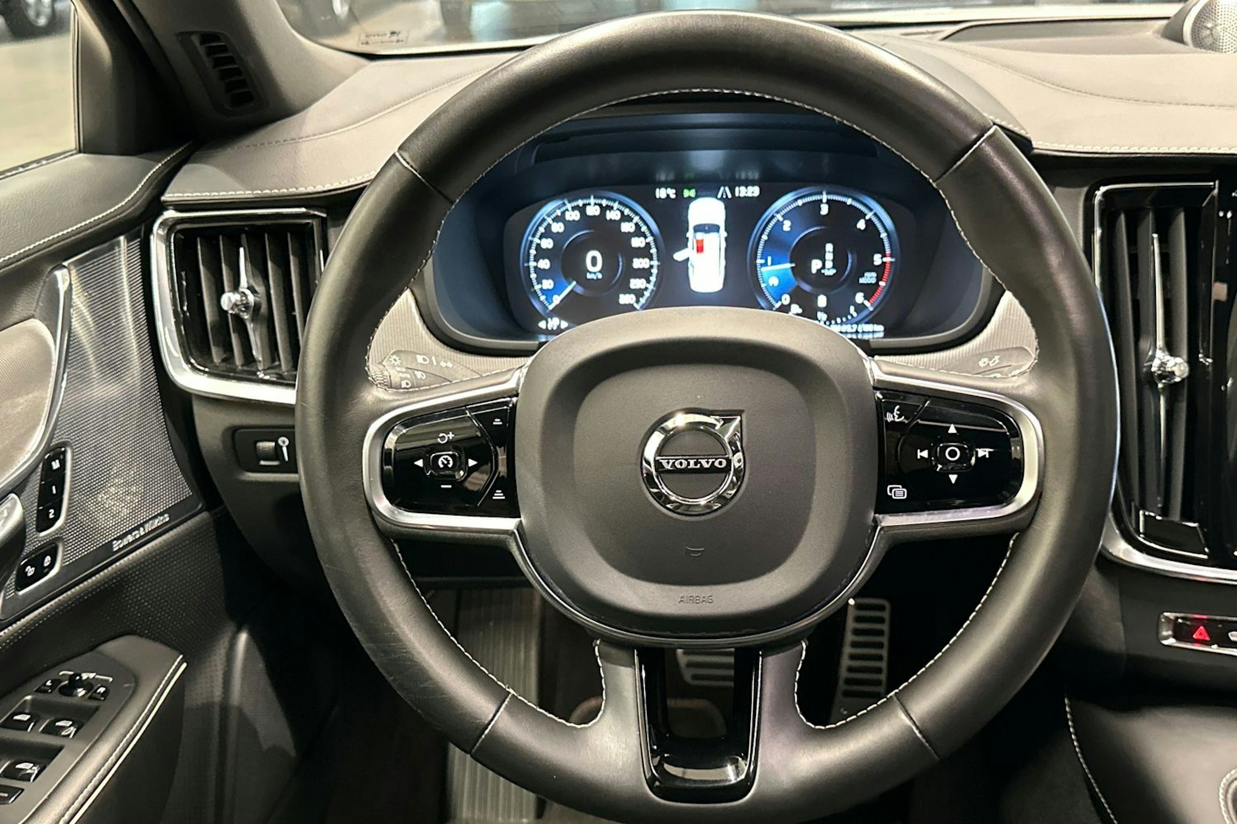 valkoinen Volvo S90 2021 kuva 14.