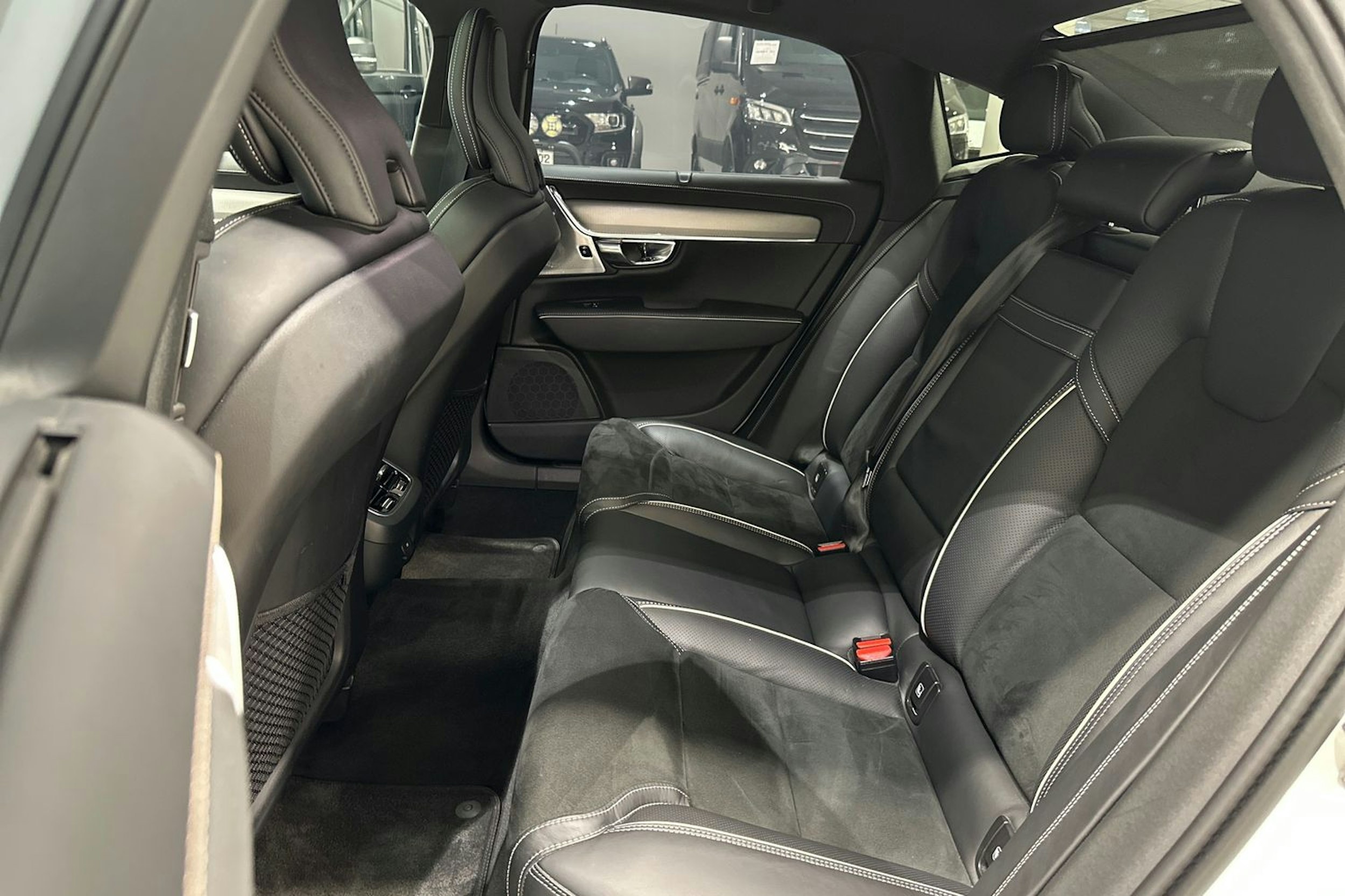 valkoinen Volvo S90 2021 kuva 15.