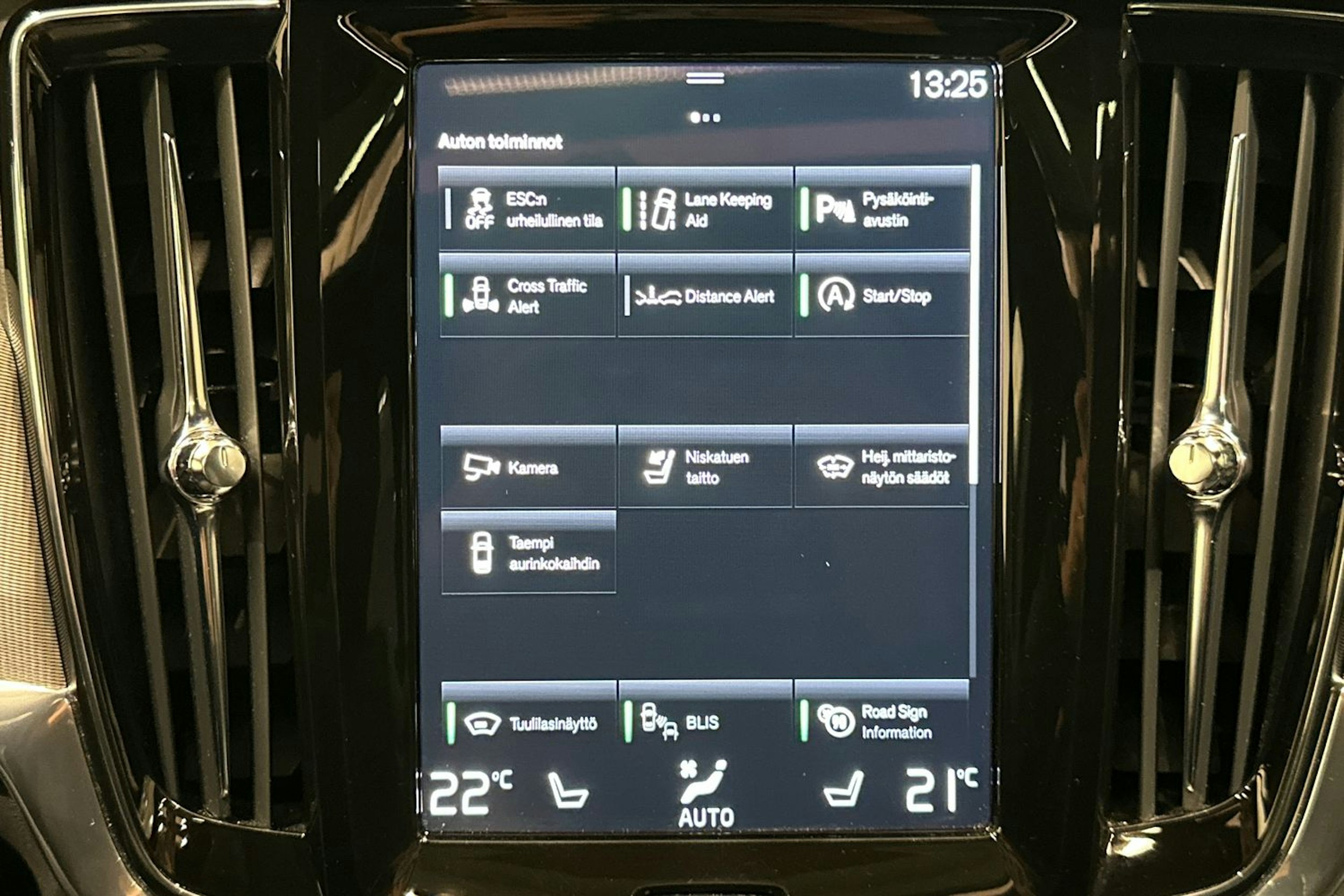 valkoinen Volvo S90 2021 kuva 22.