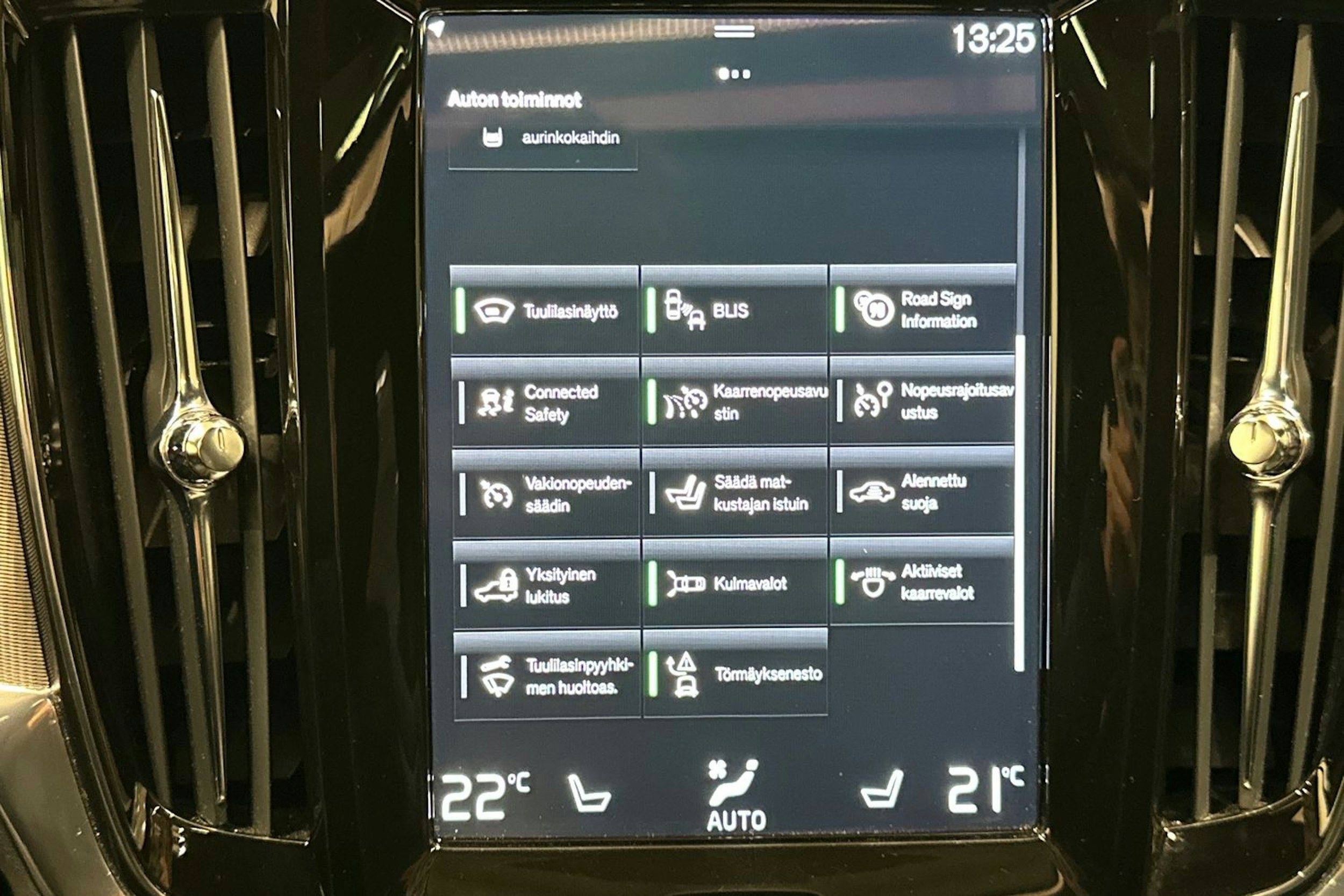 valkoinen Volvo S90 2021 kuva 23.