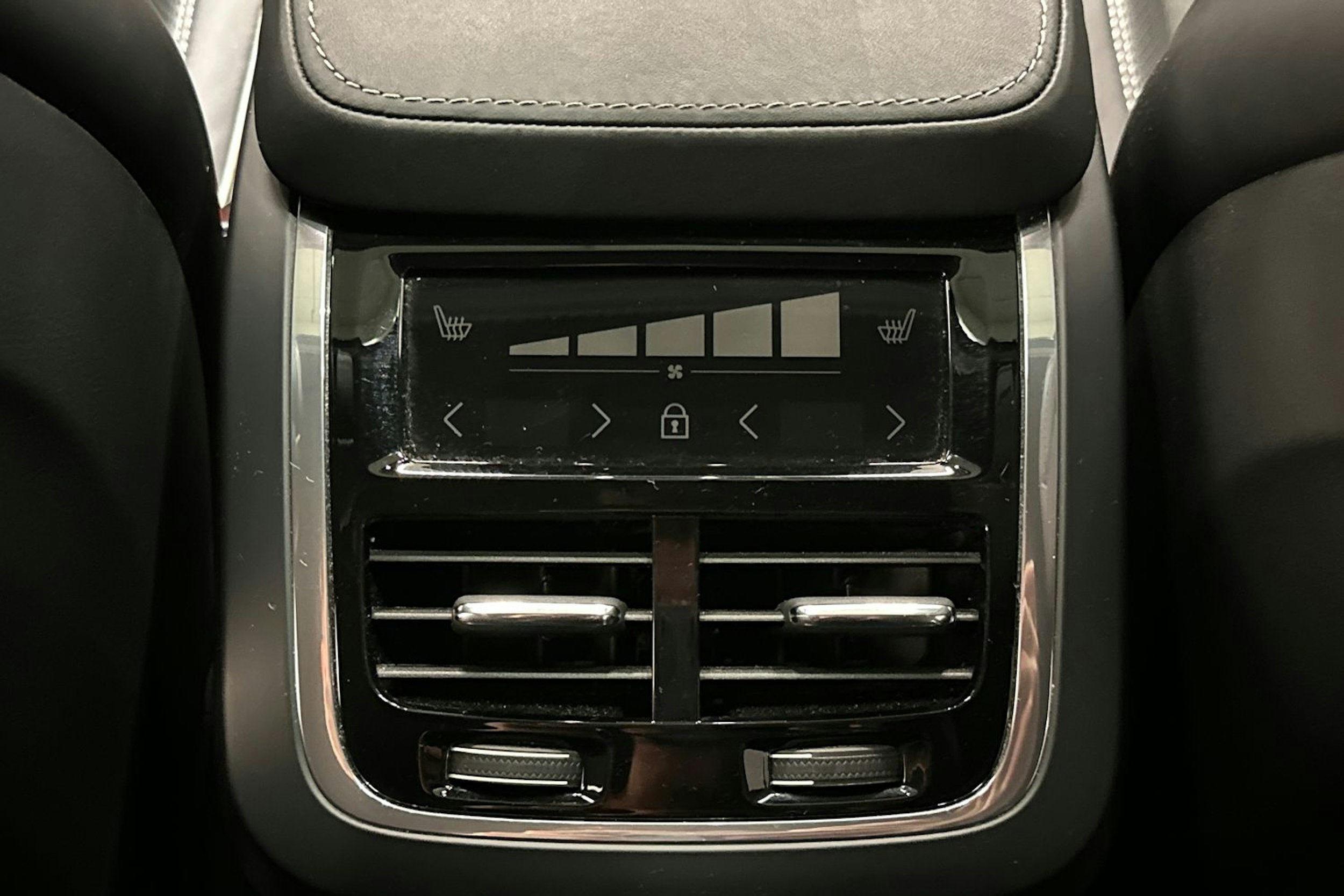 valkoinen Volvo S90 2021 kuva 28.