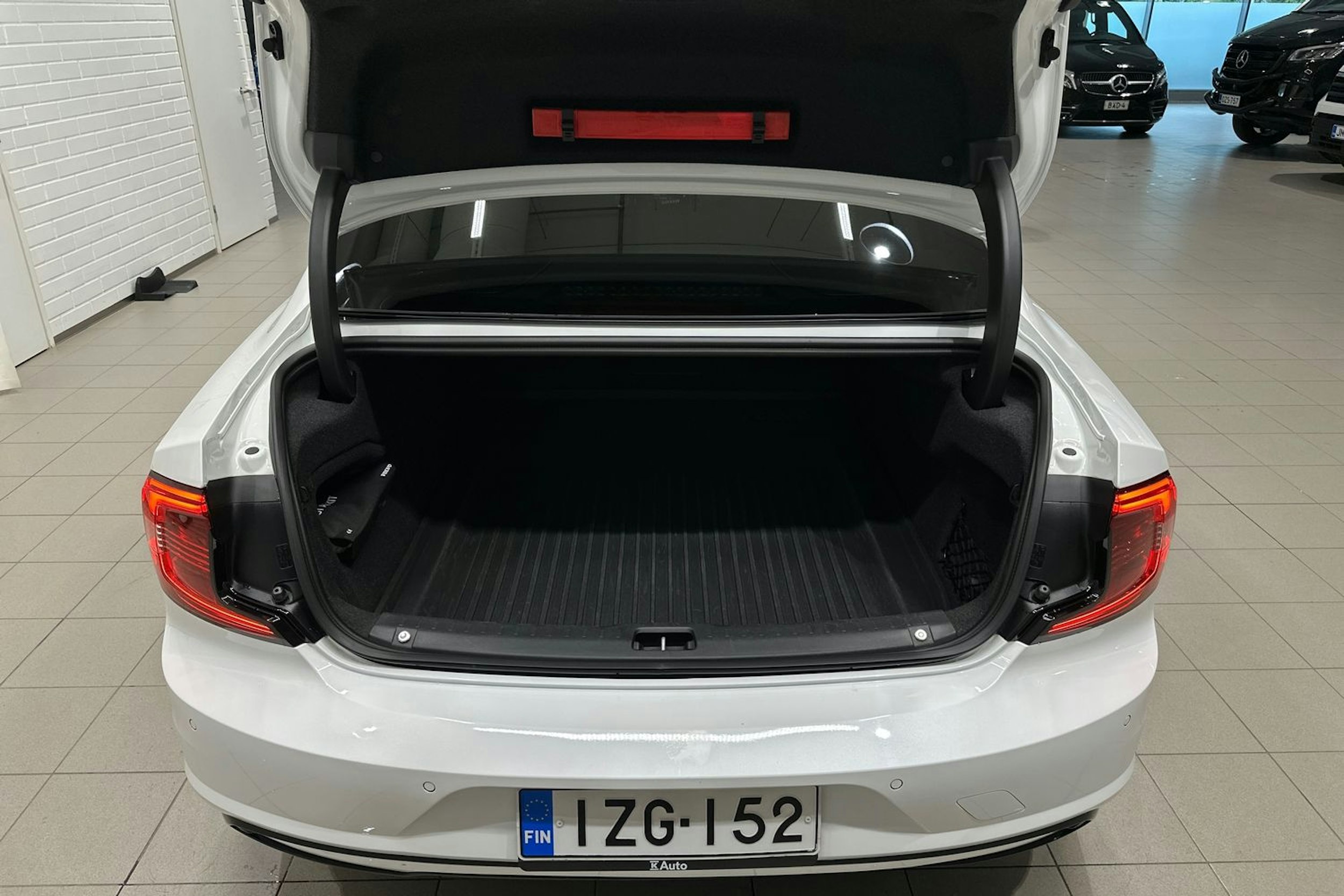 valkoinen Volvo S90 2021 kuva 30.