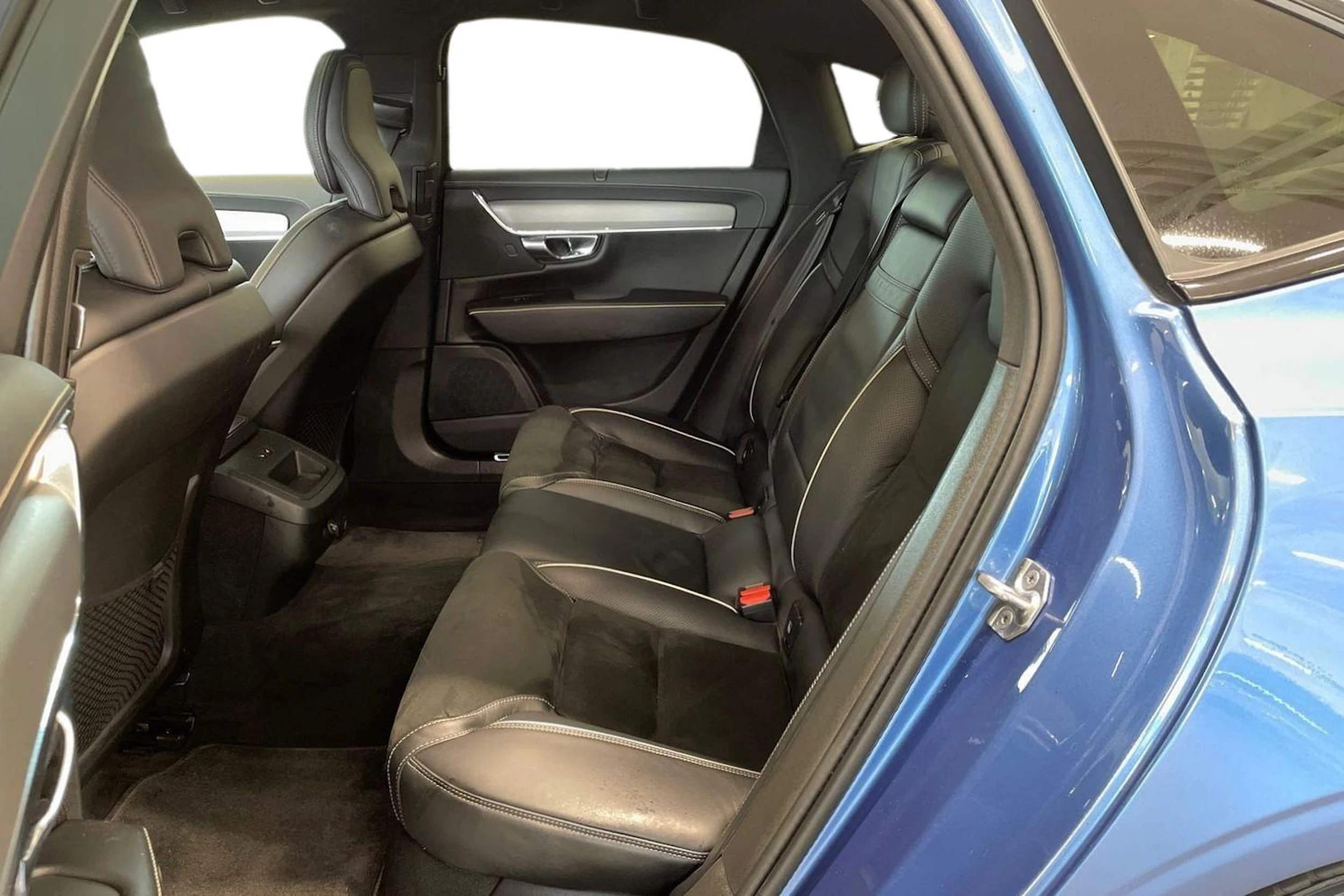 sininen Volvo S90 2022 kuva 8.