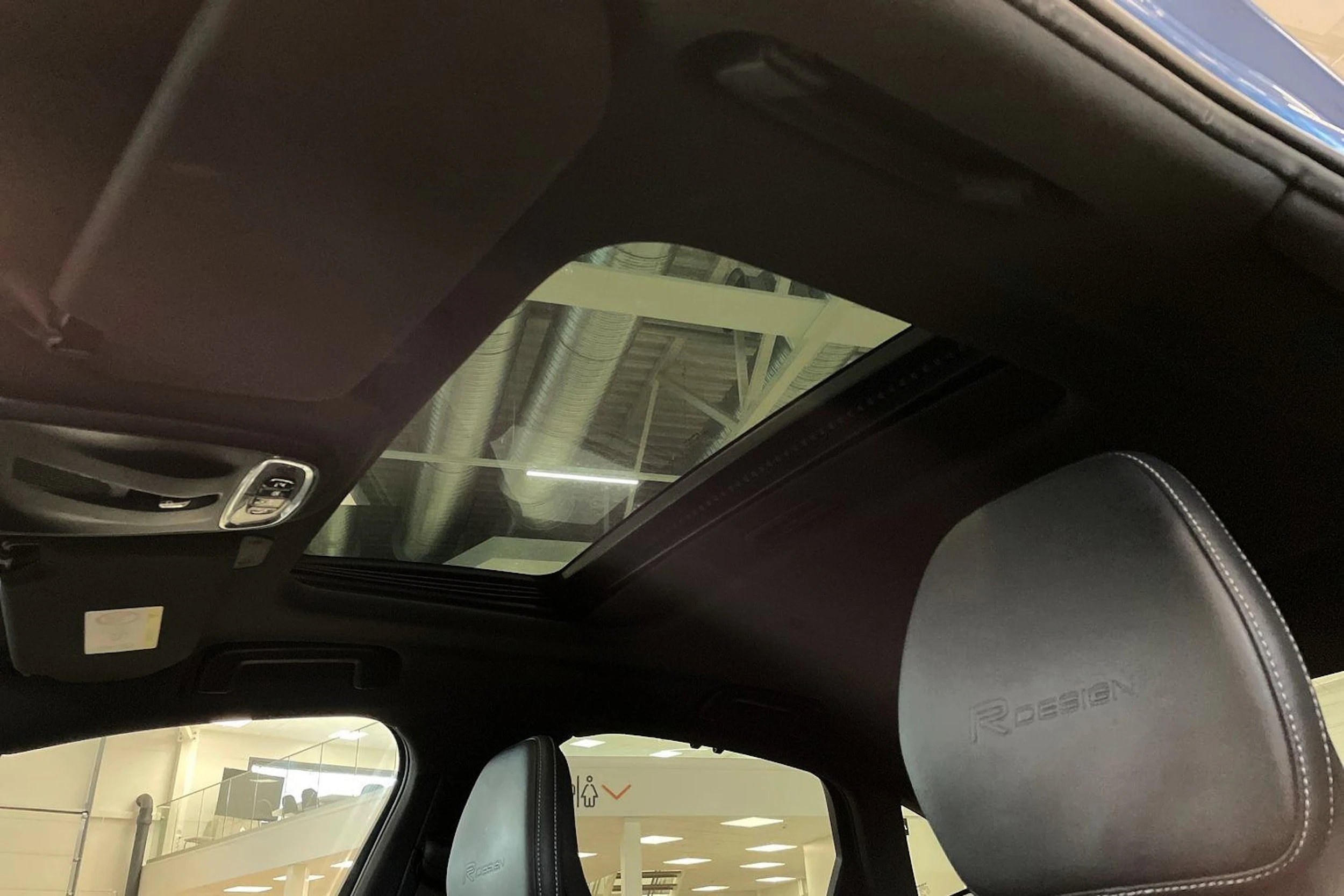 sininen Volvo S90 2022 kuva 11.