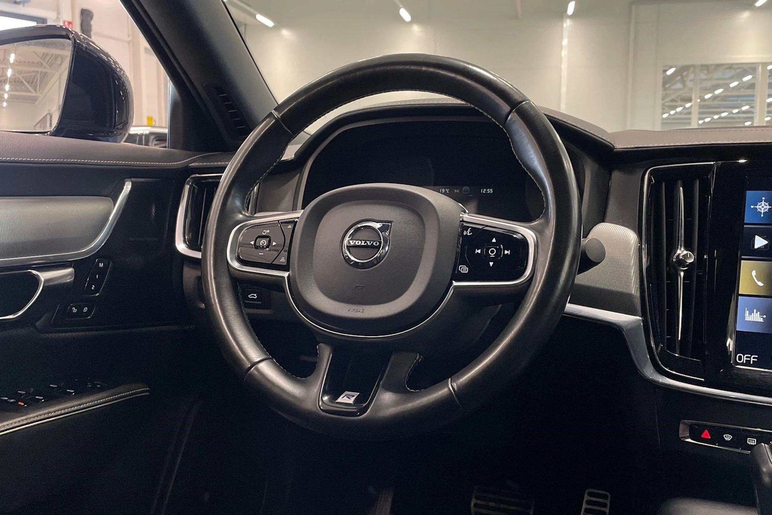 sininen Volvo S90 2022 kuva 13.