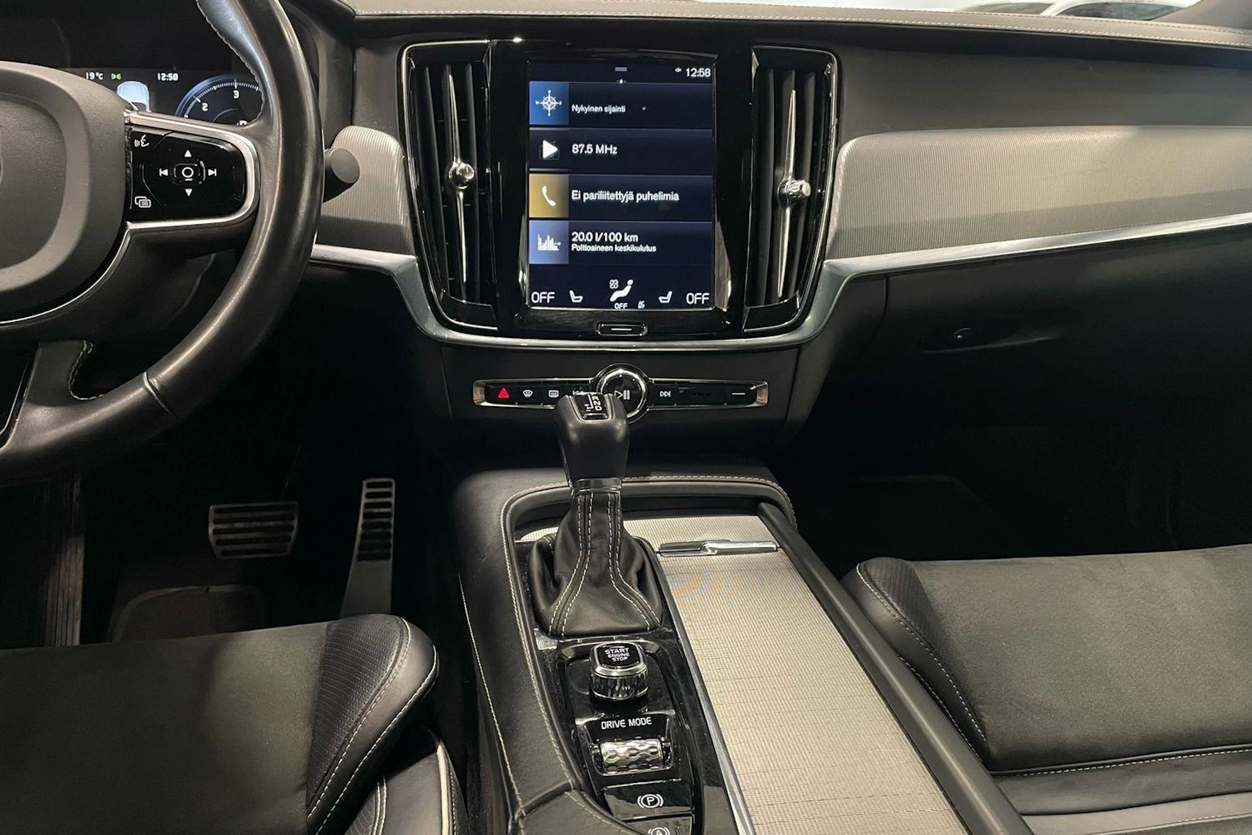 sininen Volvo S90 2022 kuva 20.
