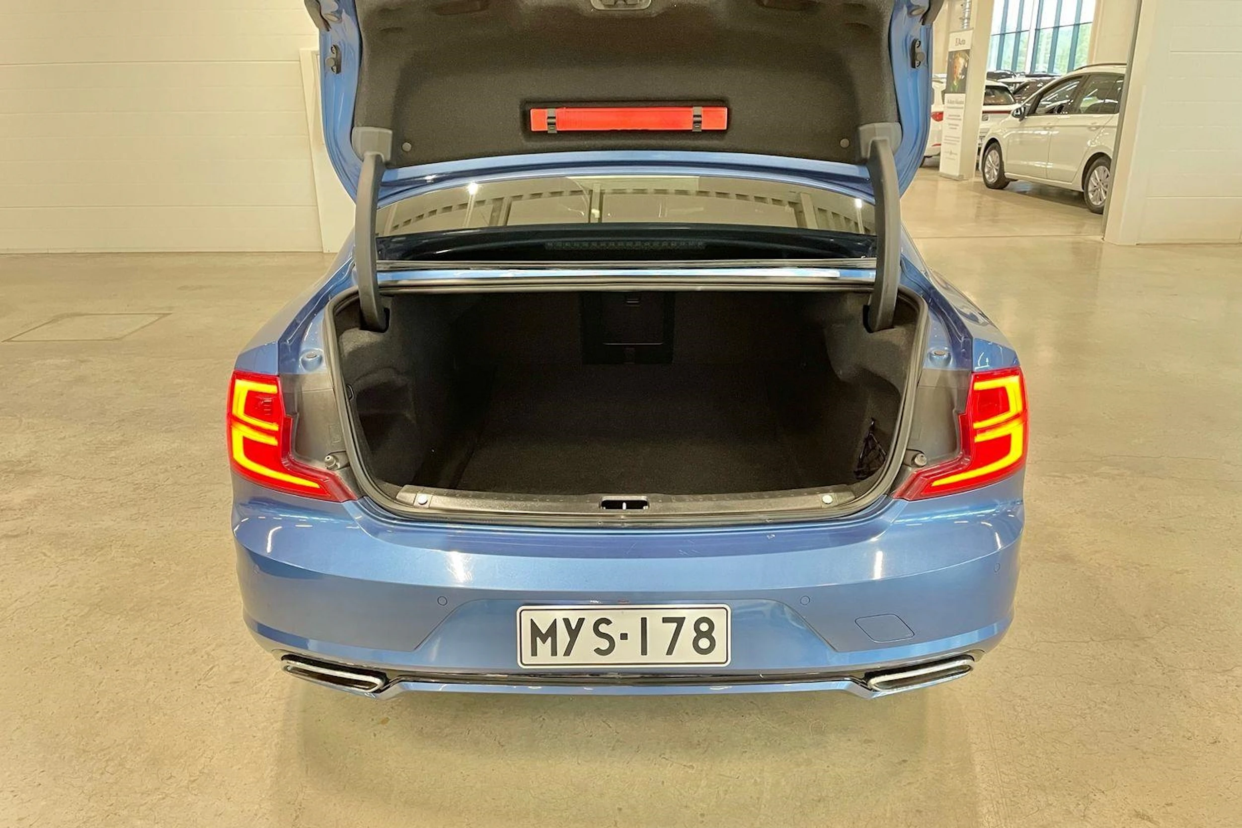 sininen Volvo S90 2022 kuva 35.