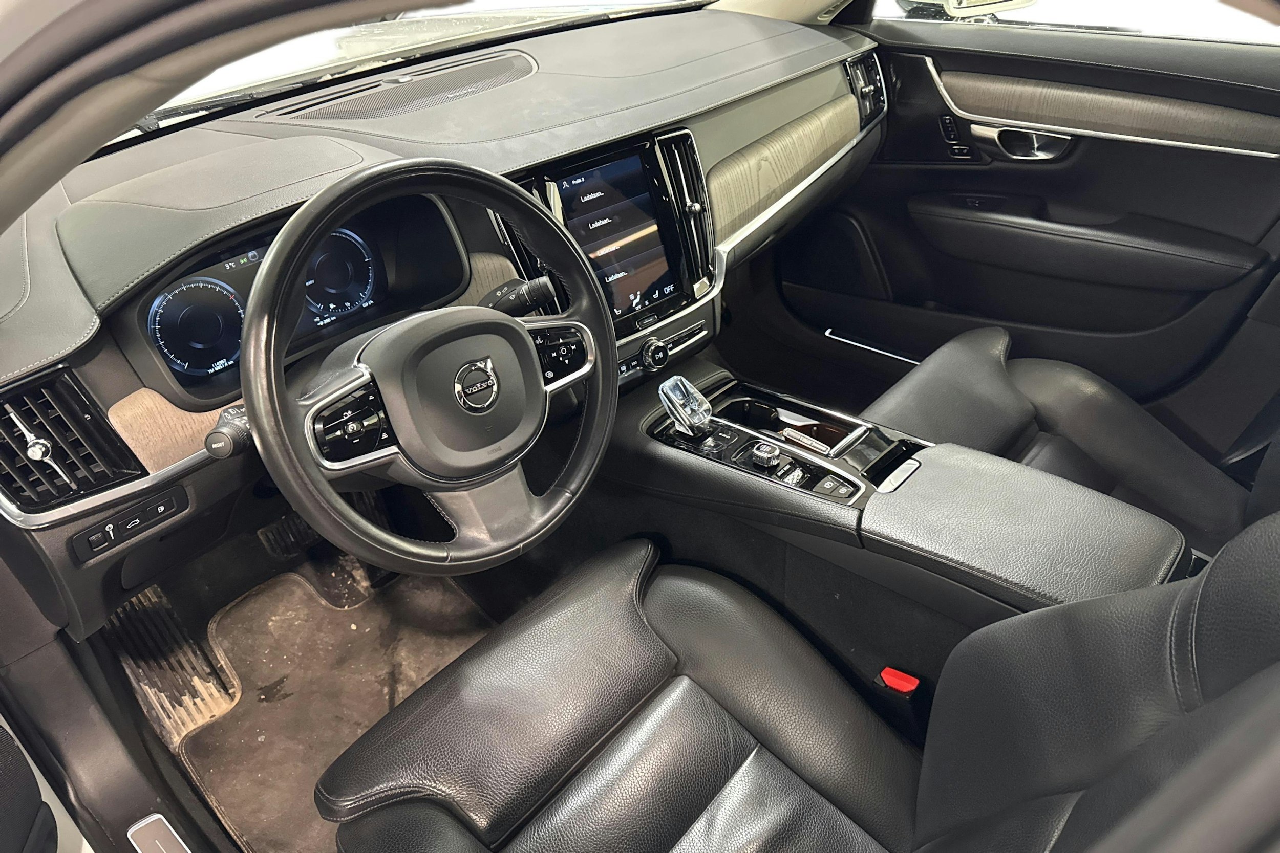 Valkoinen Volvo S90 2022 kuva 3.